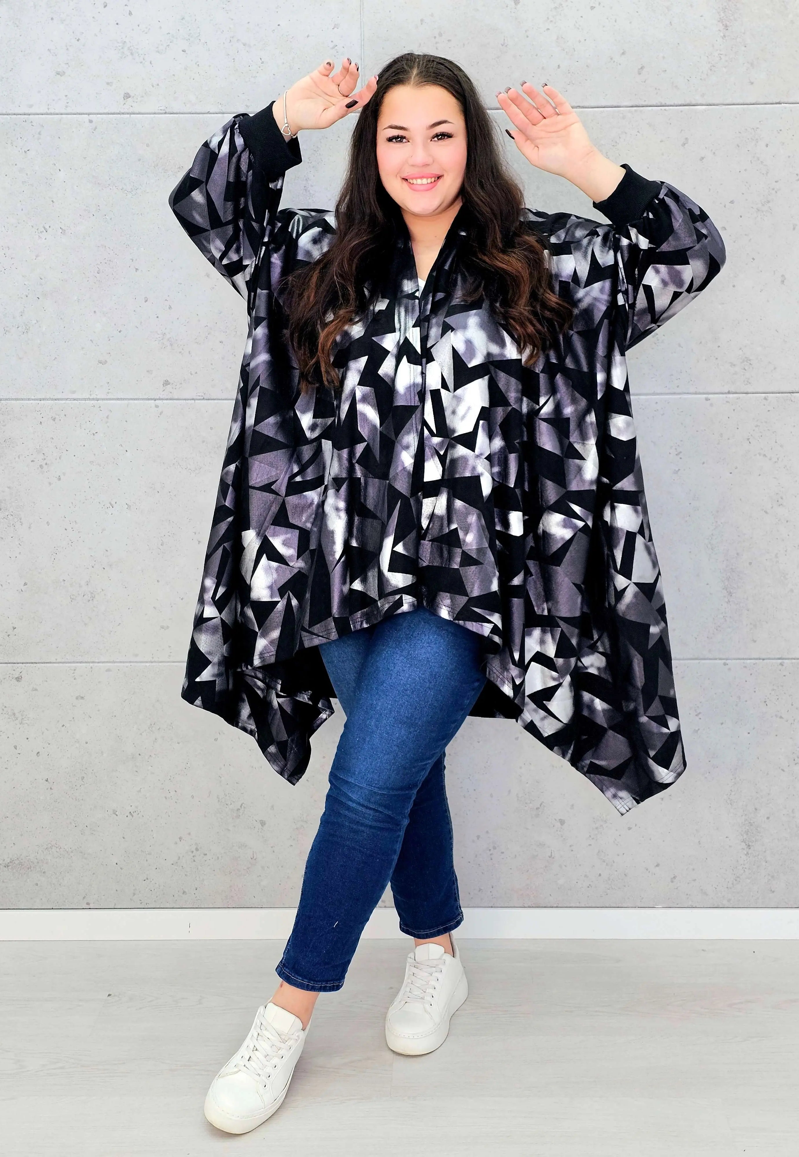 Narzutka oversize z geometrycznym wzorem XXL – modna narzutka plus size Stylowa XL