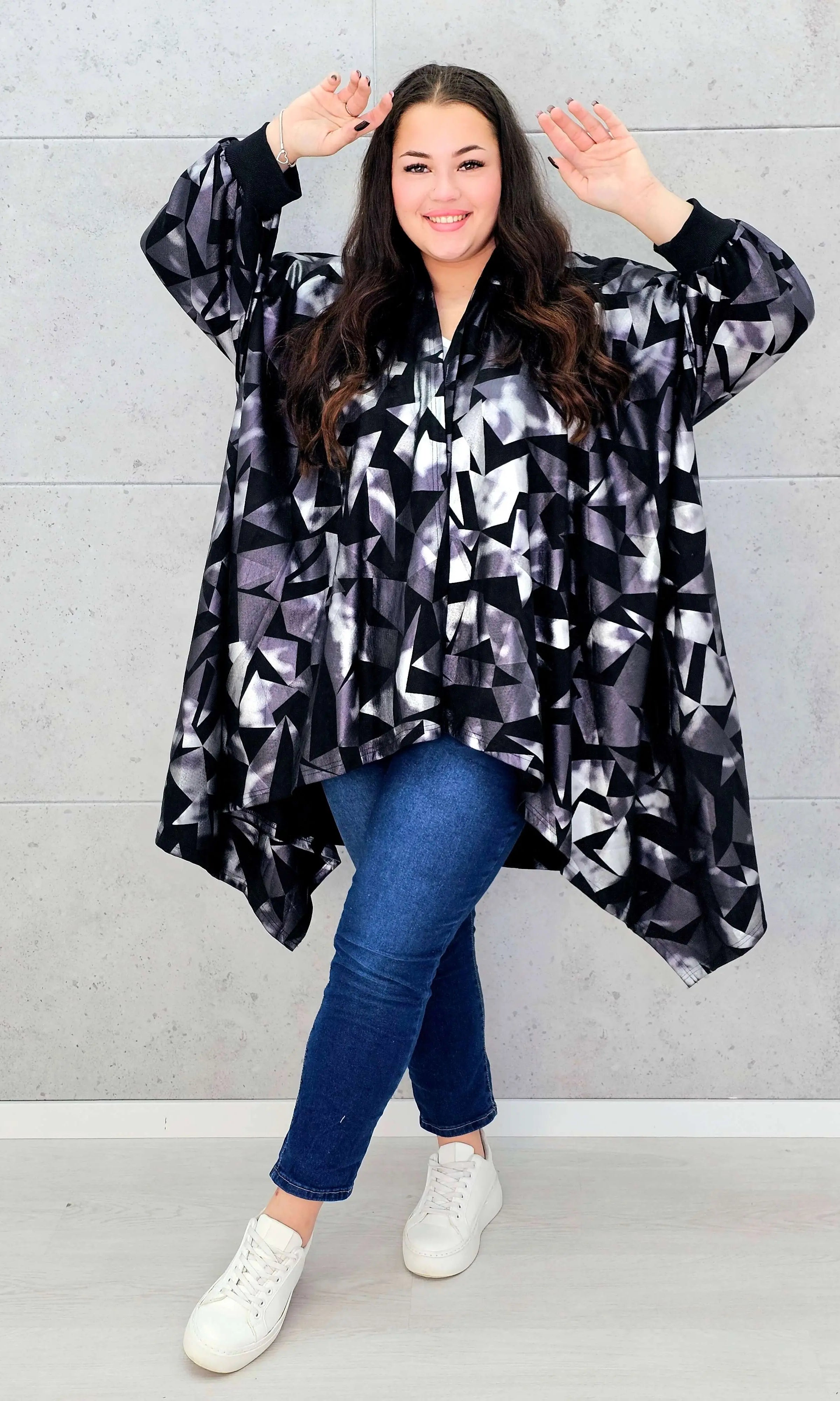 Narzutka oversize z geometrycznym wzorem XXL – modna narzutka plus size Stylowa XL