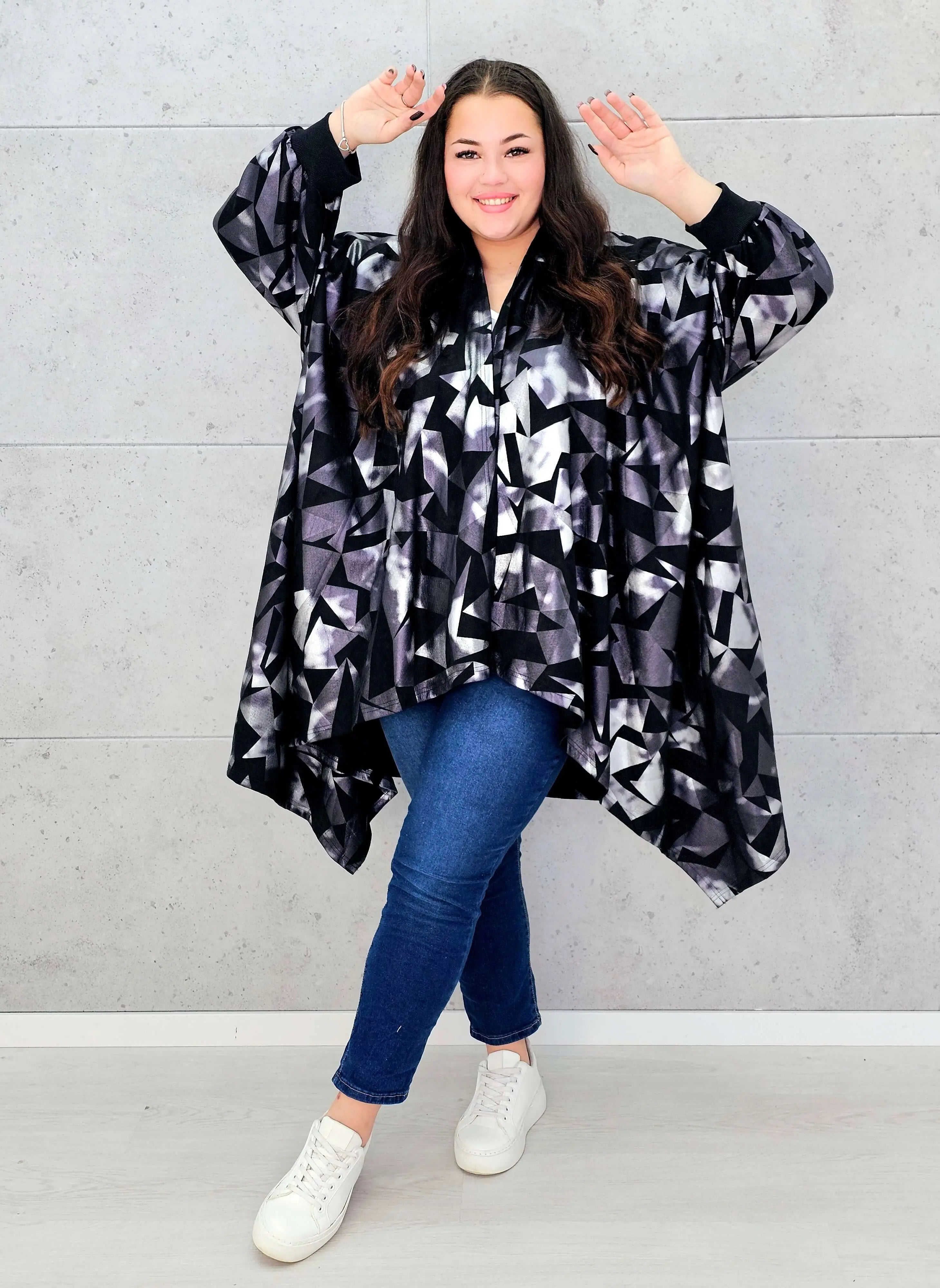 Narzutka oversize z geometrycznym wzorem XXL – modna narzutka plus size Stylowa XL