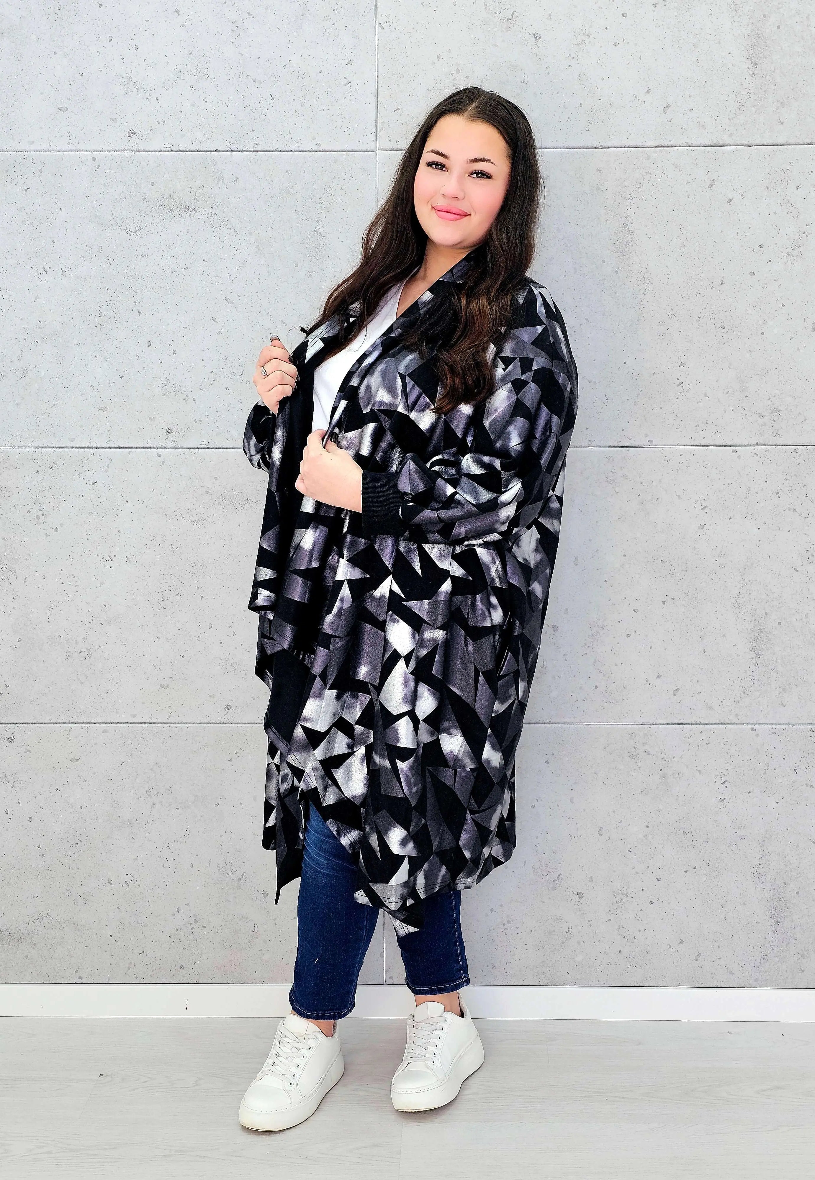 Narzutka oversize z geometrycznym wzorem XXL – modna narzutka plus size Stylowa XL
