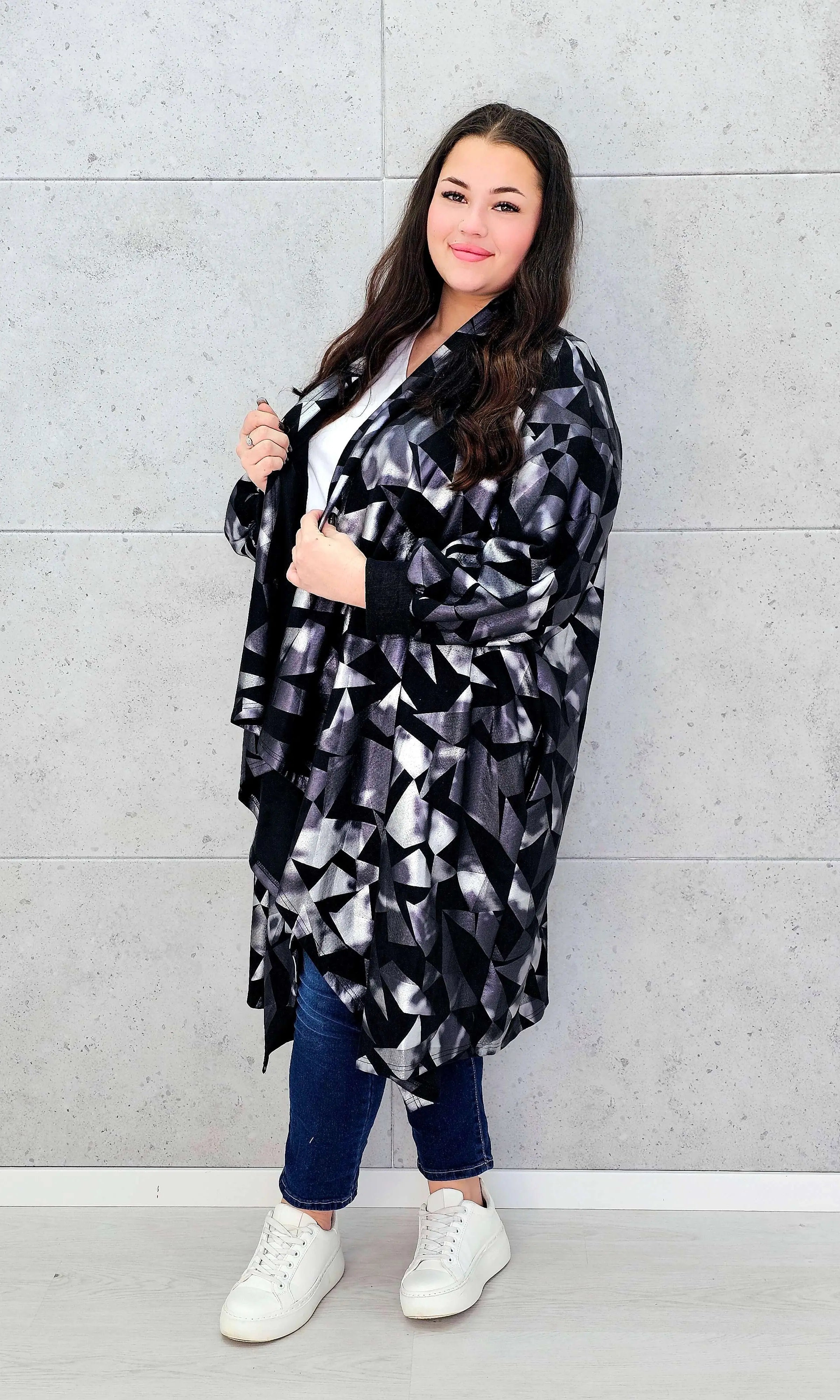 Narzutka oversize z geometrycznym wzorem XXL – modna narzutka plus size Stylowa XL