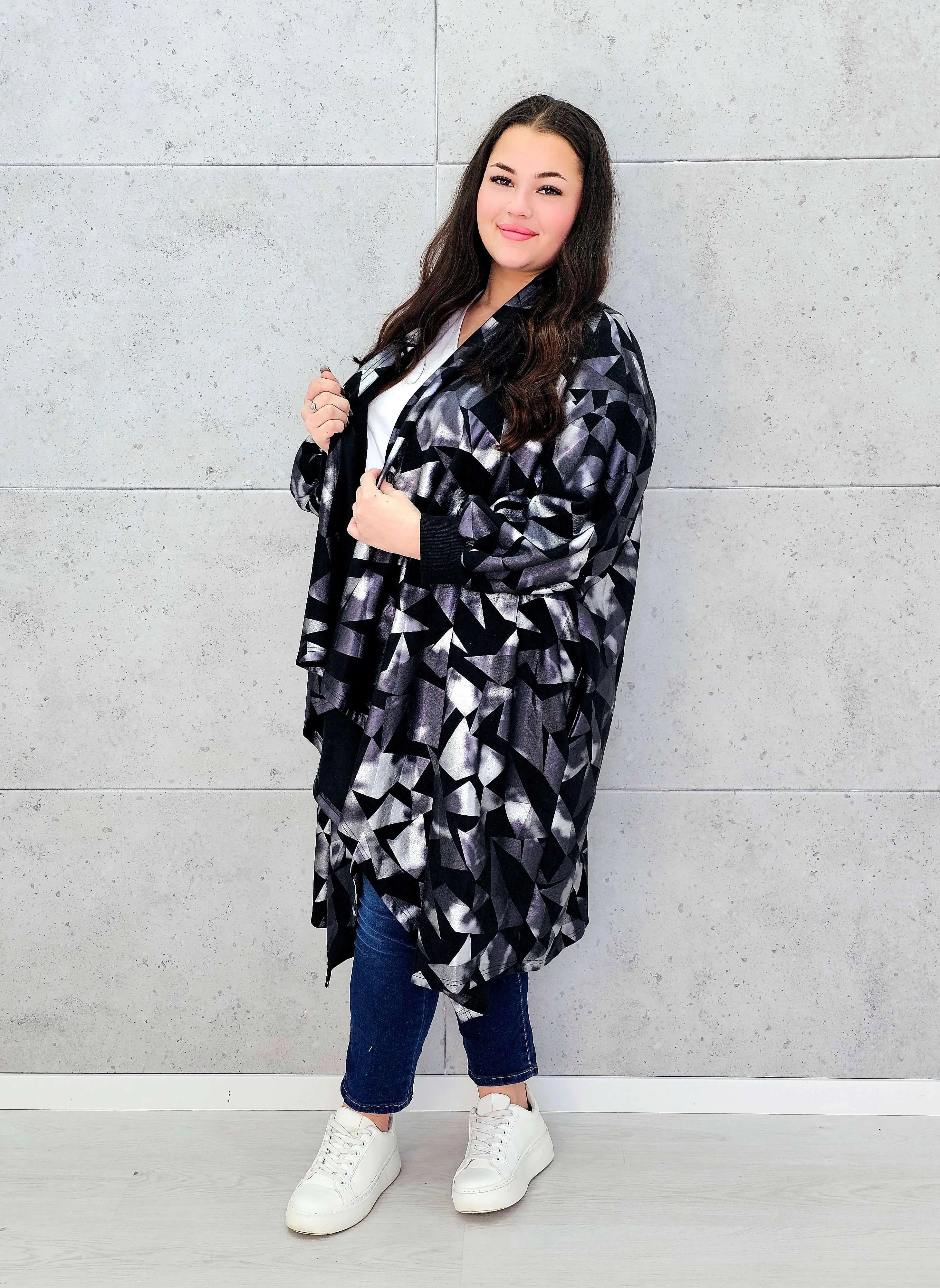 Narzutka oversize z geometrycznym wzorem XXL – modna narzutka plus size Stylowa XL
