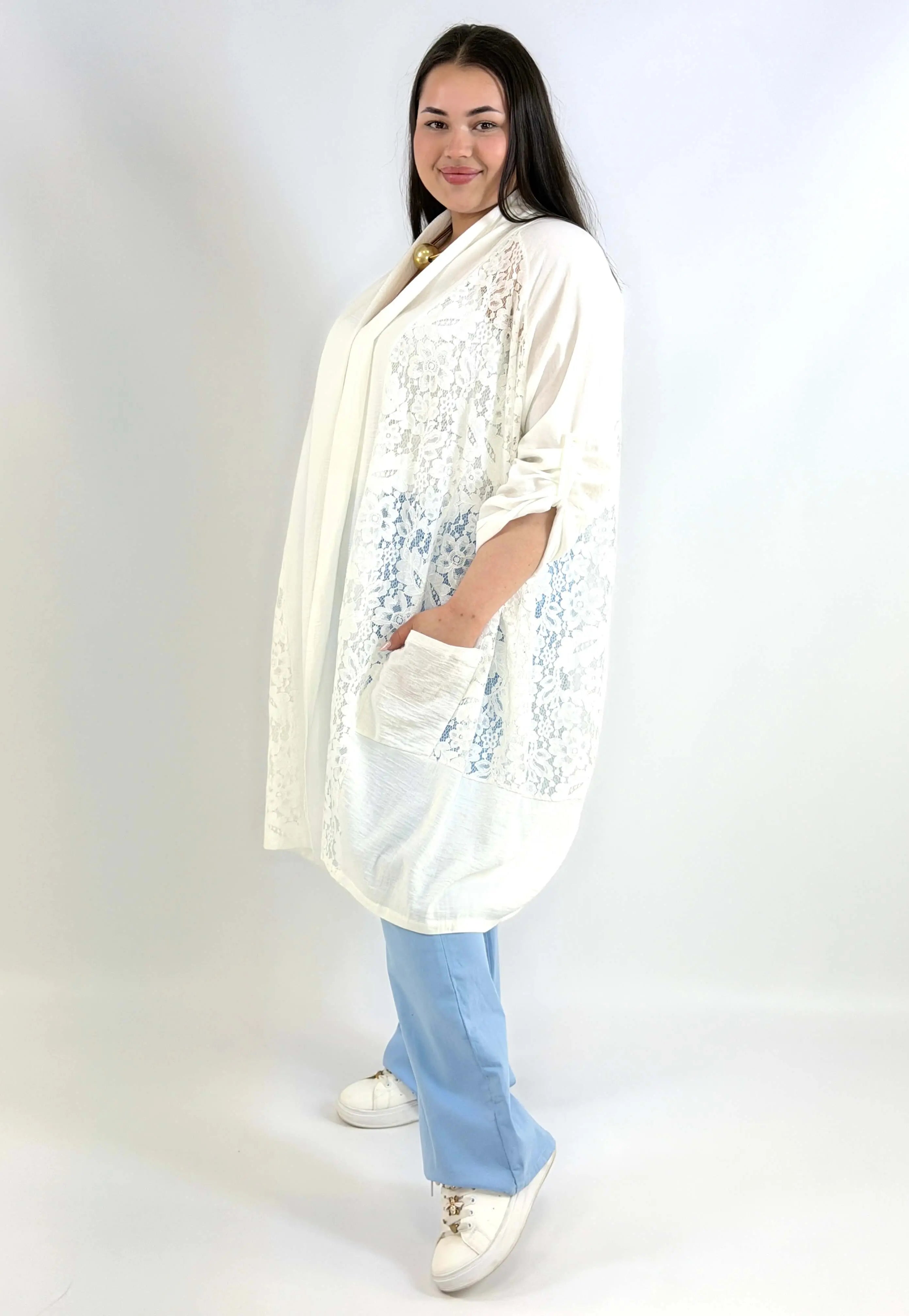 Narzutka plus size lniana z koronką – lekka narzutka XXL w eleganckim stylu Stylowa XL