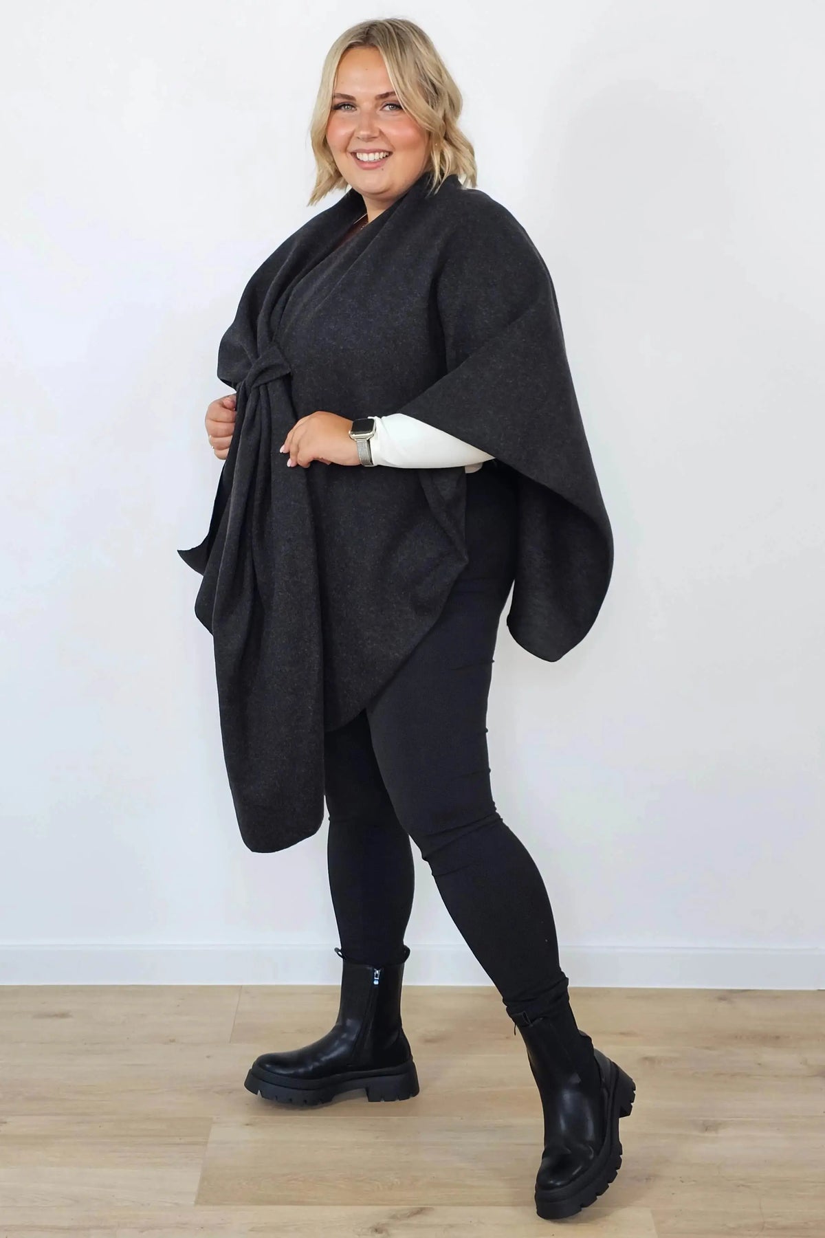 Narzutka plus size z wiązaniem w talii – elegancki fason Stylowa XL