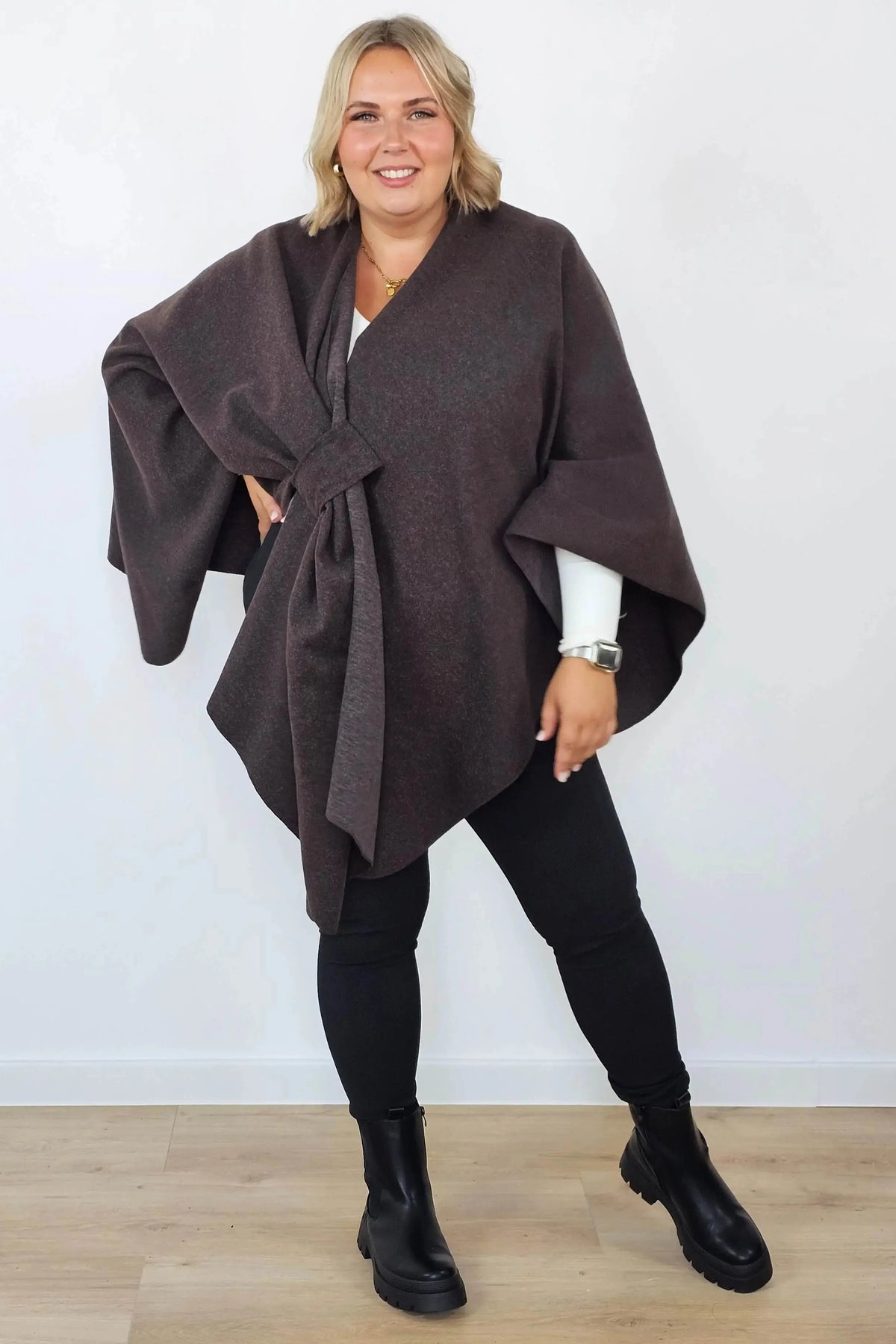 Narzutka plus size z wiązaniem w talii – elegancki fason Stylowa XL