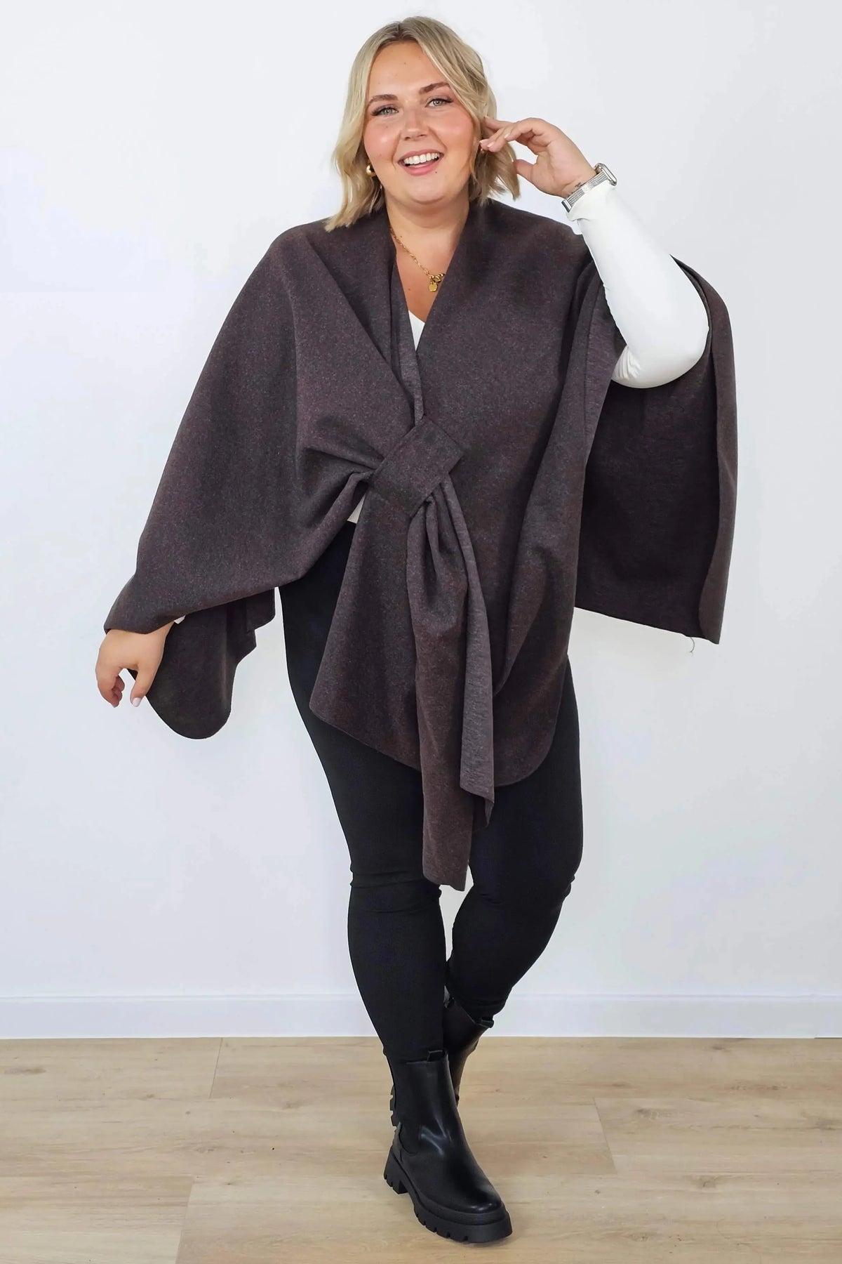 Narzutka plus size z wiązaniem w talii – elegancki fason Stylowa XL
