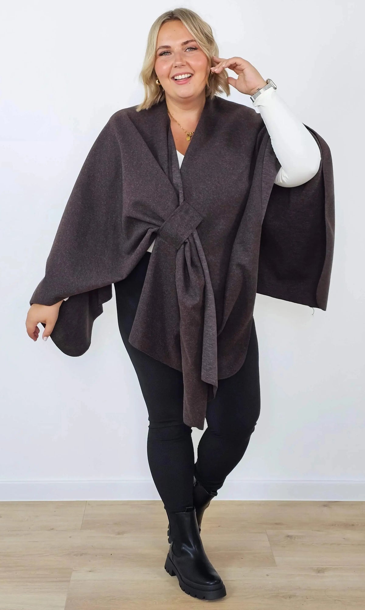 Narzutka plus size z wiązaniem w talii – elegancki fason Stylowa XL