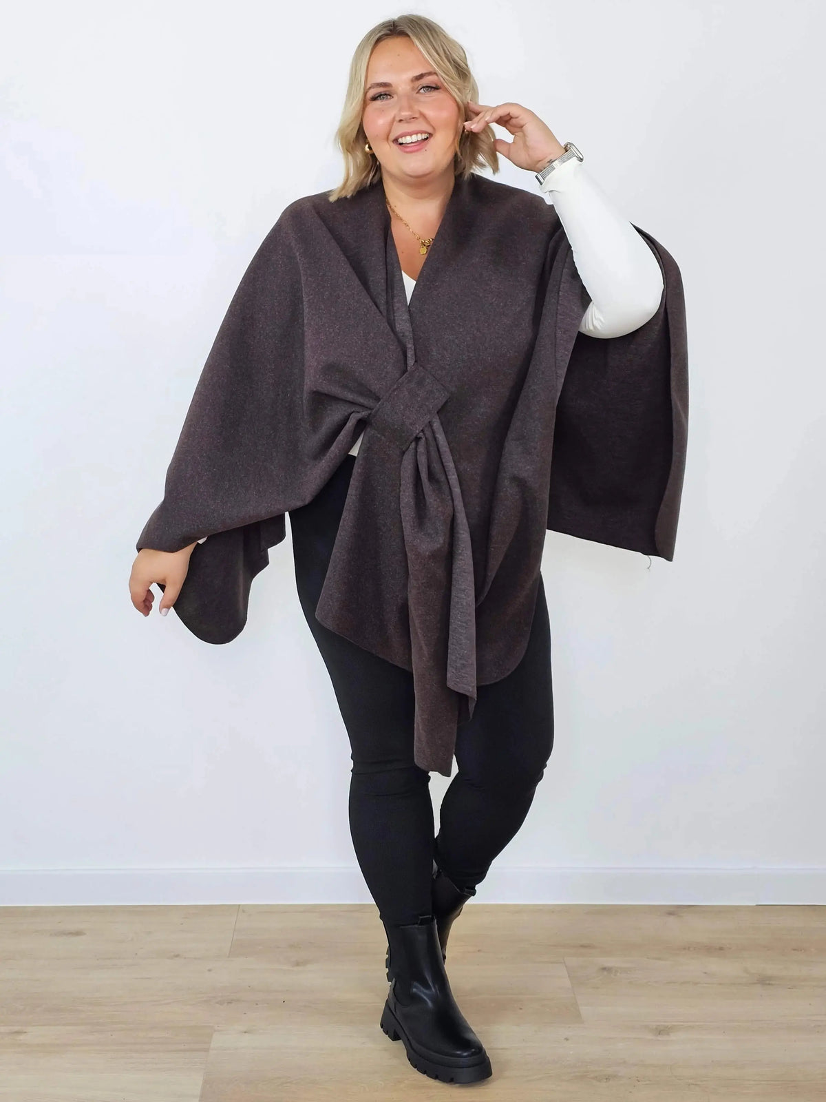 Narzutka plus size z wiązaniem w talii – elegancki fason Stylowa XL