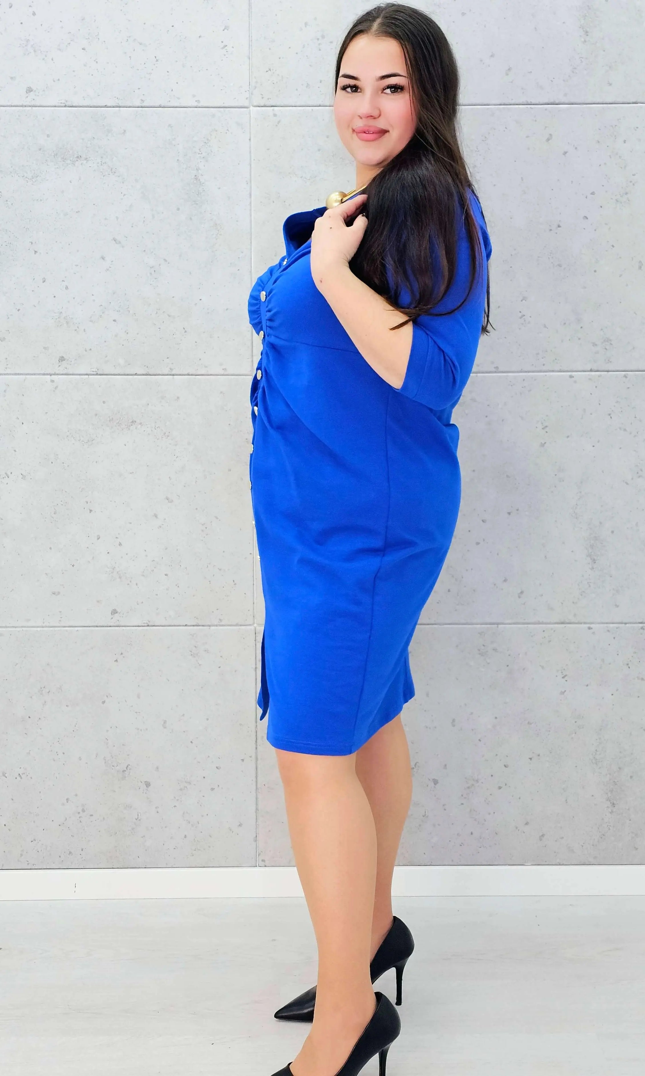 Niebieska sukienka plus size z marszczeniem i guzikami – kobieca i stylowa Stylowa XL. Stylowa XL