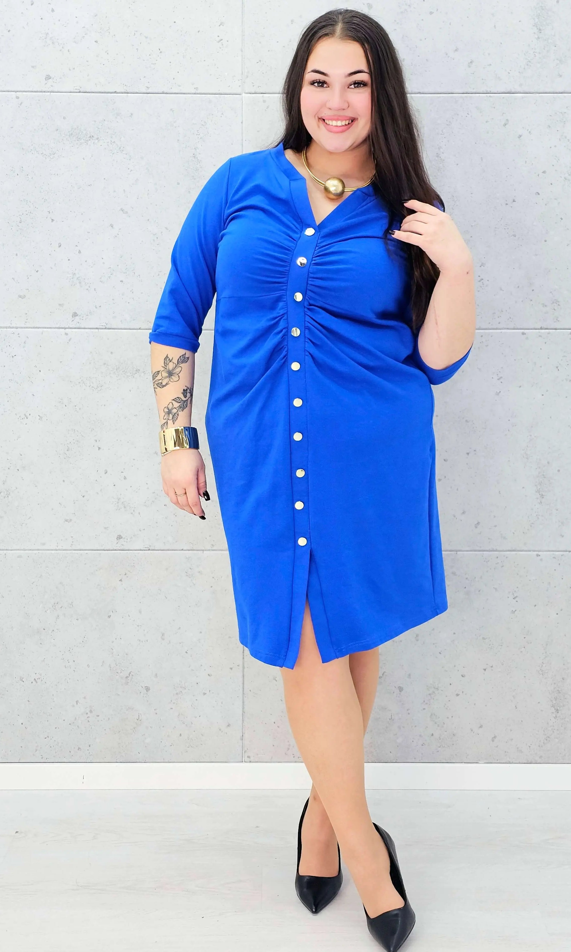 Niebieska sukienka plus size z marszczeniem i guzikami – kobieca i stylowa Stylowa XL. Stylowa XL