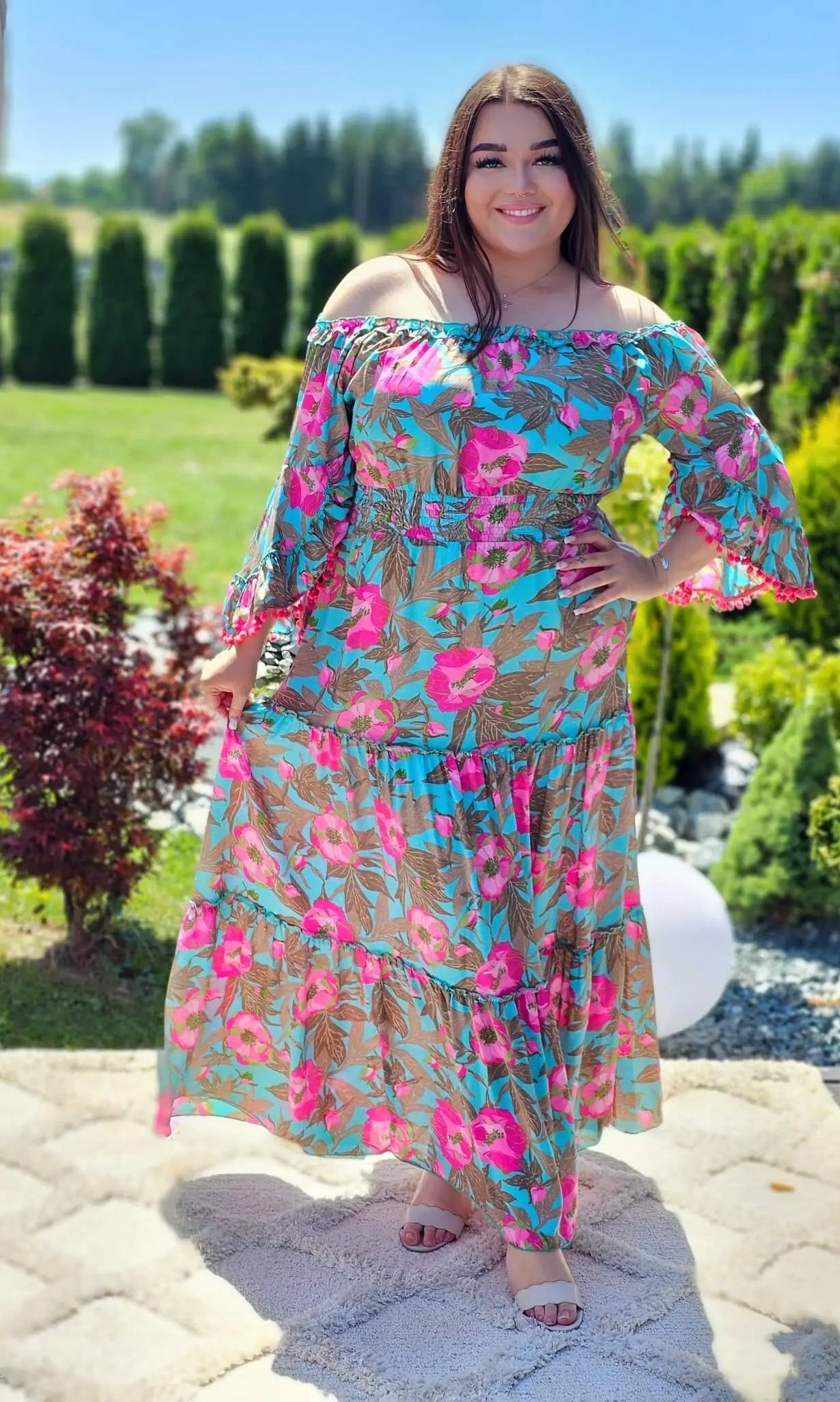 Piękny model sukienki z wzorem po całości Stylowa XL