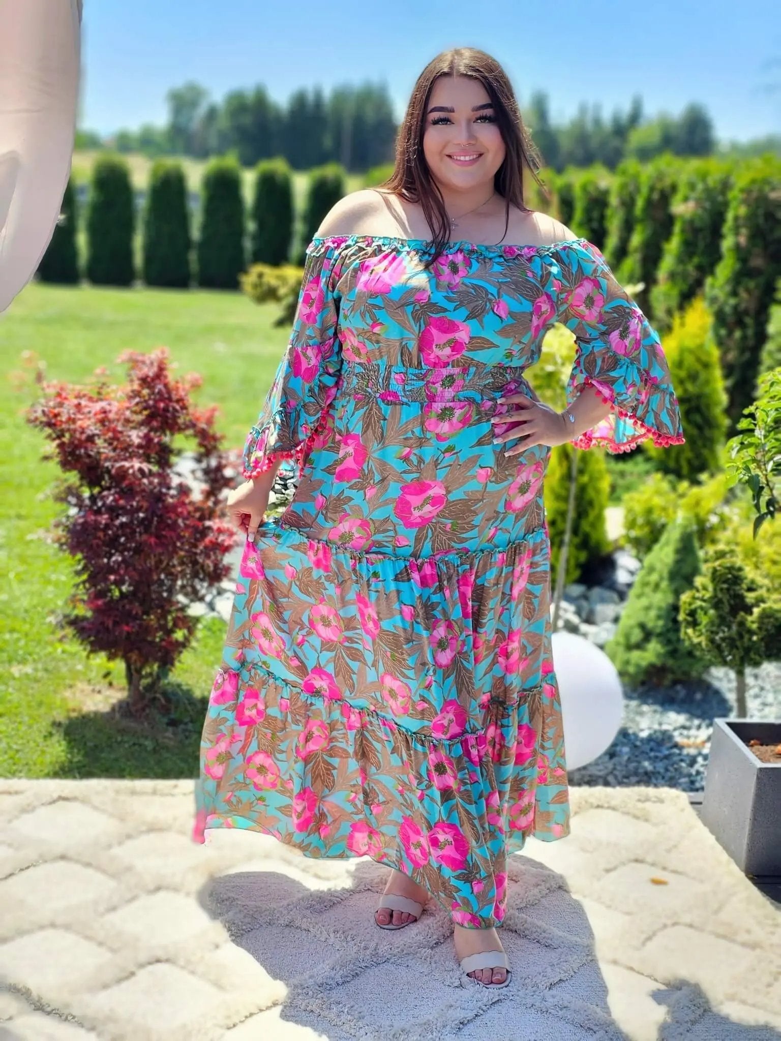 Piękny model sukienki z wzorem po całości Stylowa XL