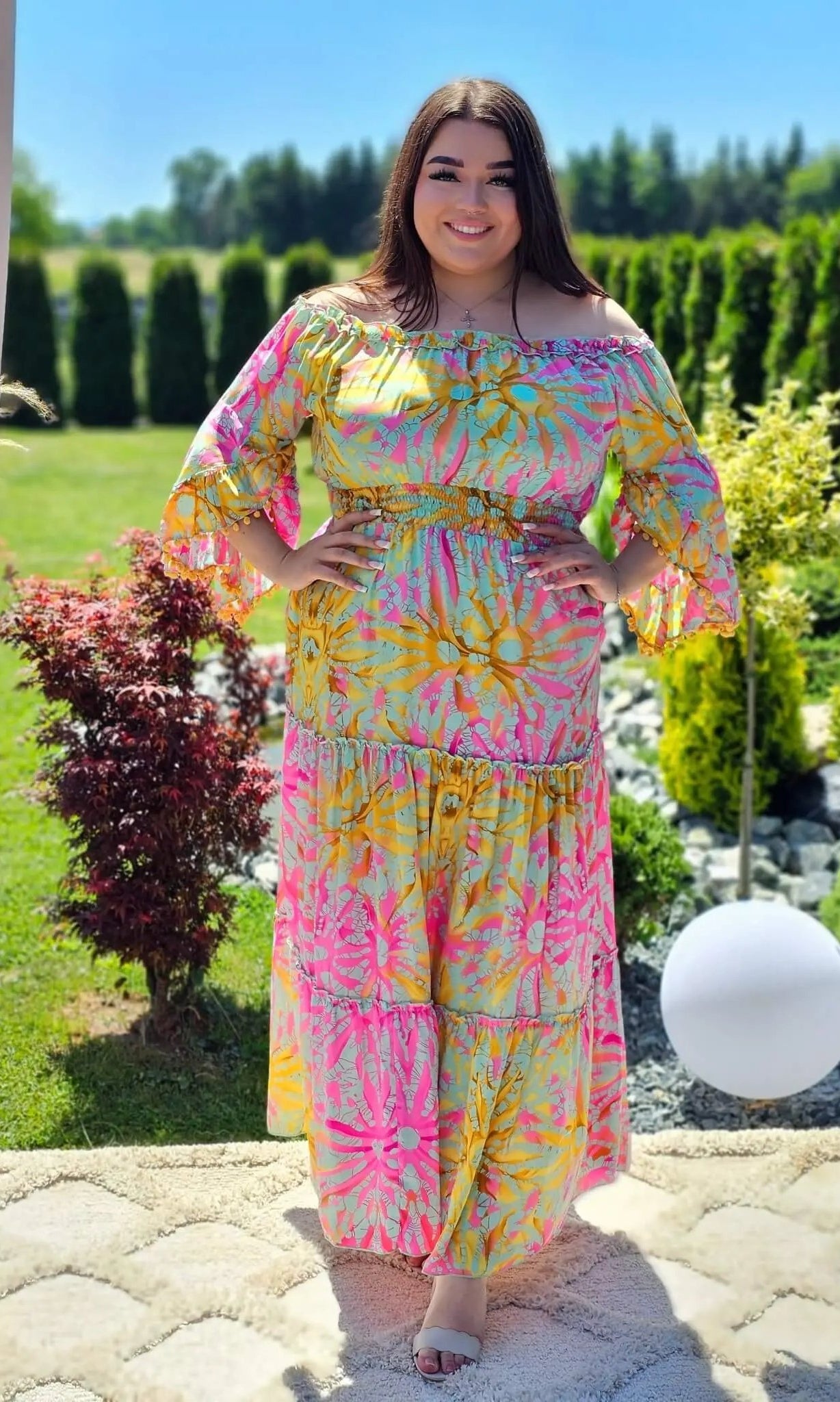 Piękny model sukienki z wzorem po całości Stylowa XL