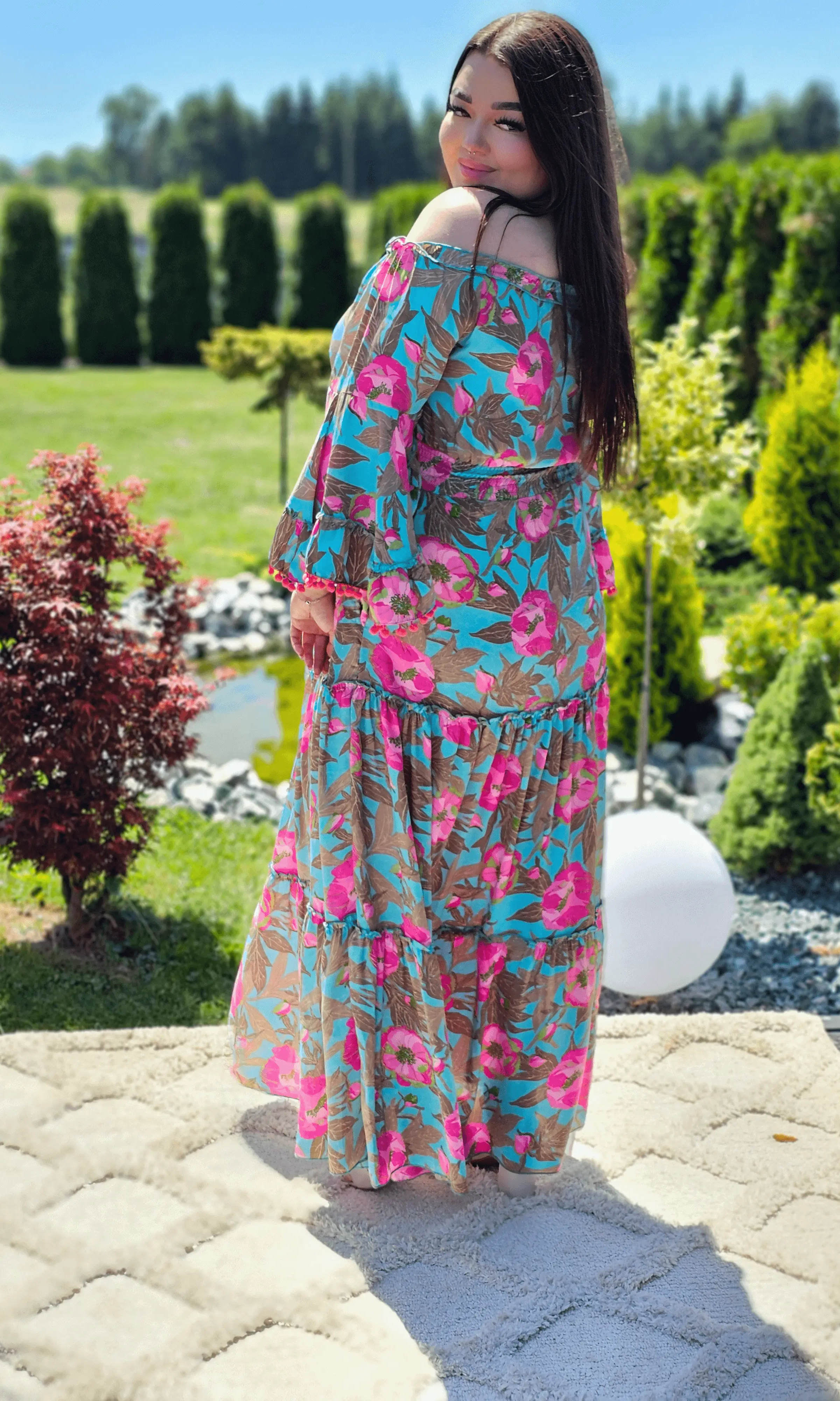 Piękny model sukienki z wzorem po całości Stylowa XL