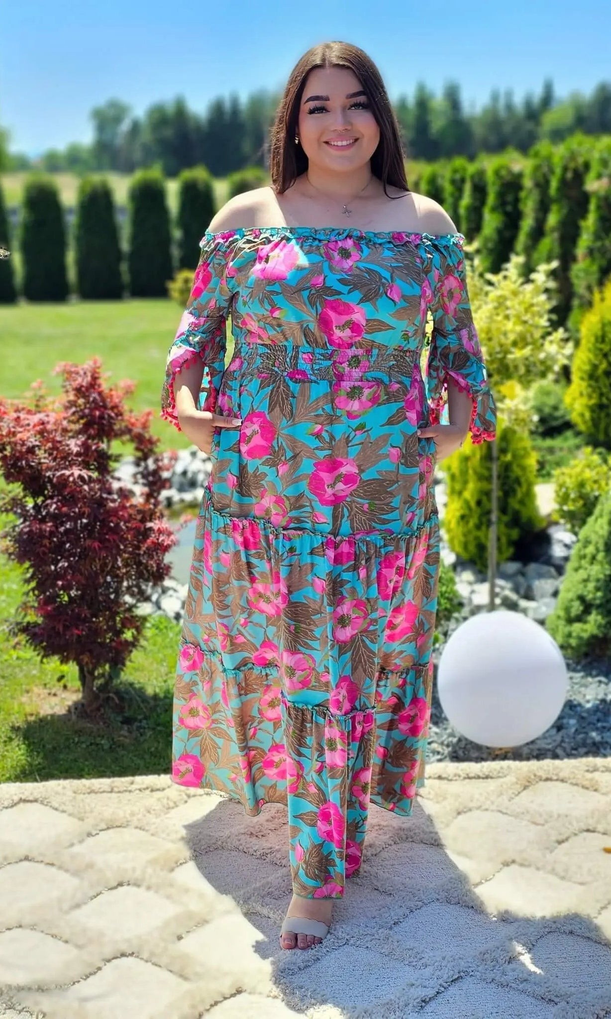 Piękny model sukienki z wzorem po całości Stylowa XL