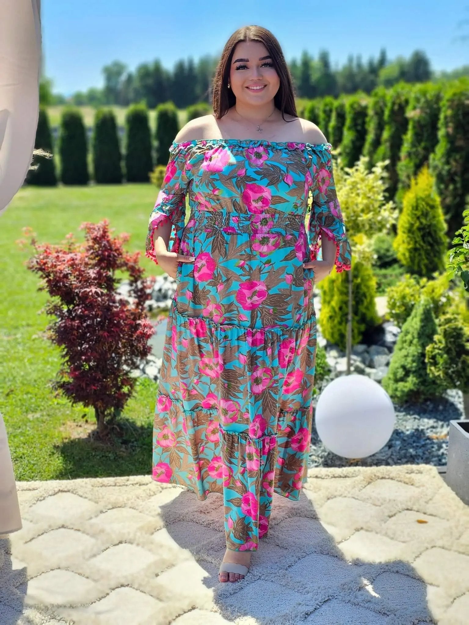 Piękny model sukienki z wzorem po całości Stylowa XL