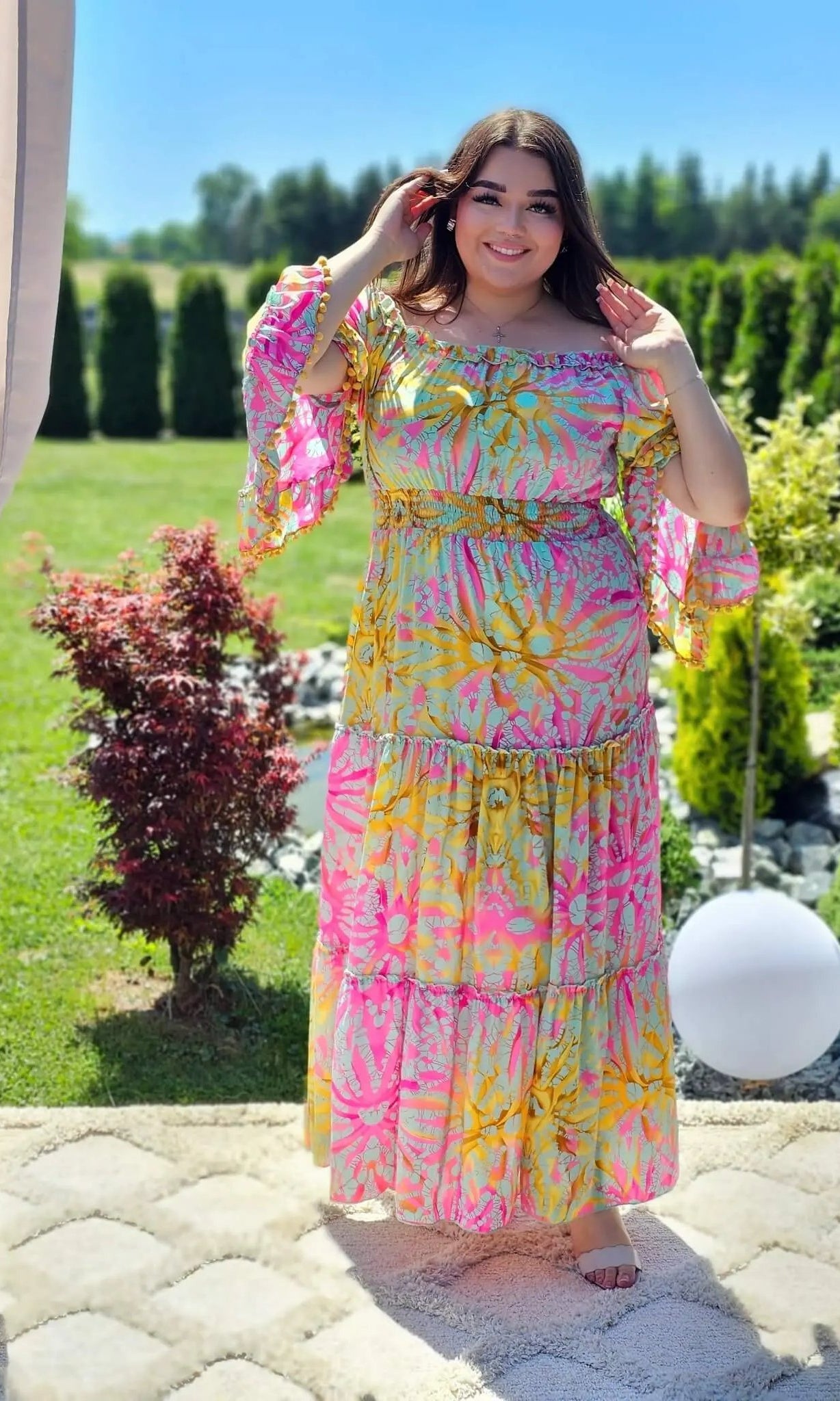 Piękny model sukienki z wzorem po całości Stylowa XL