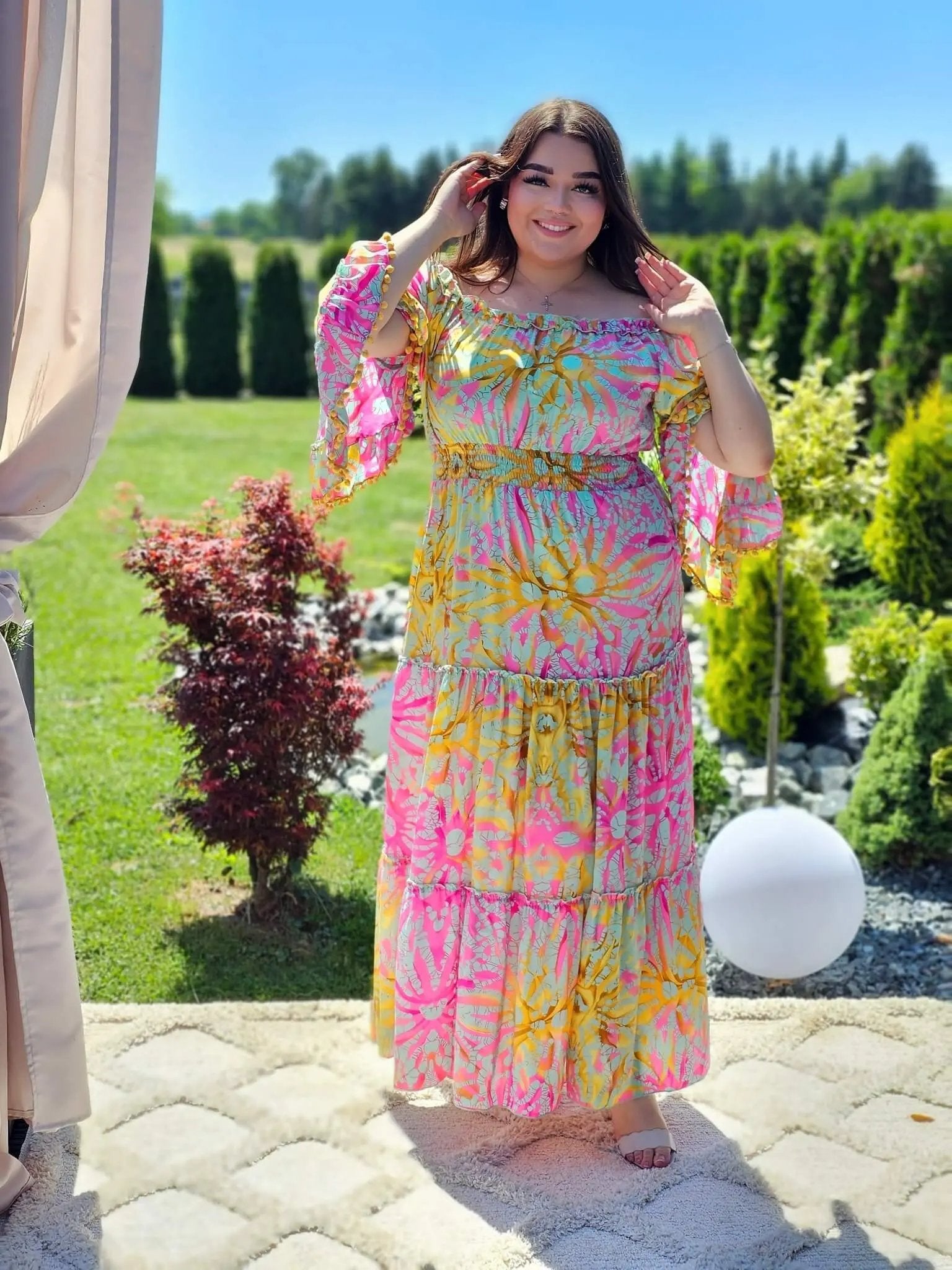 Piękny model sukienki z wzorem po całości Stylowa XL