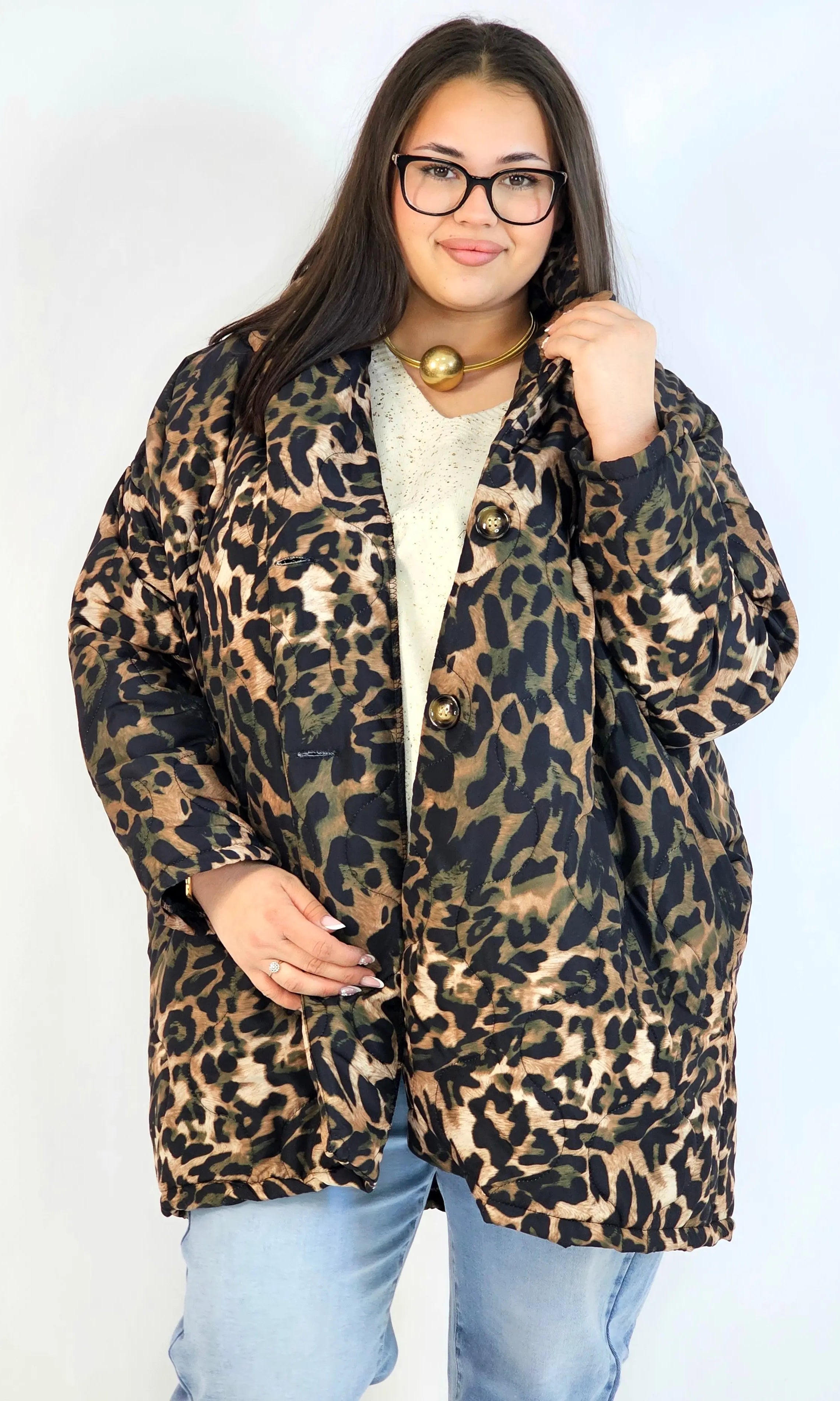 Pikowana kurtka plus size w panterkę – modny akcent na chłodniejsze dni Stylowa XL