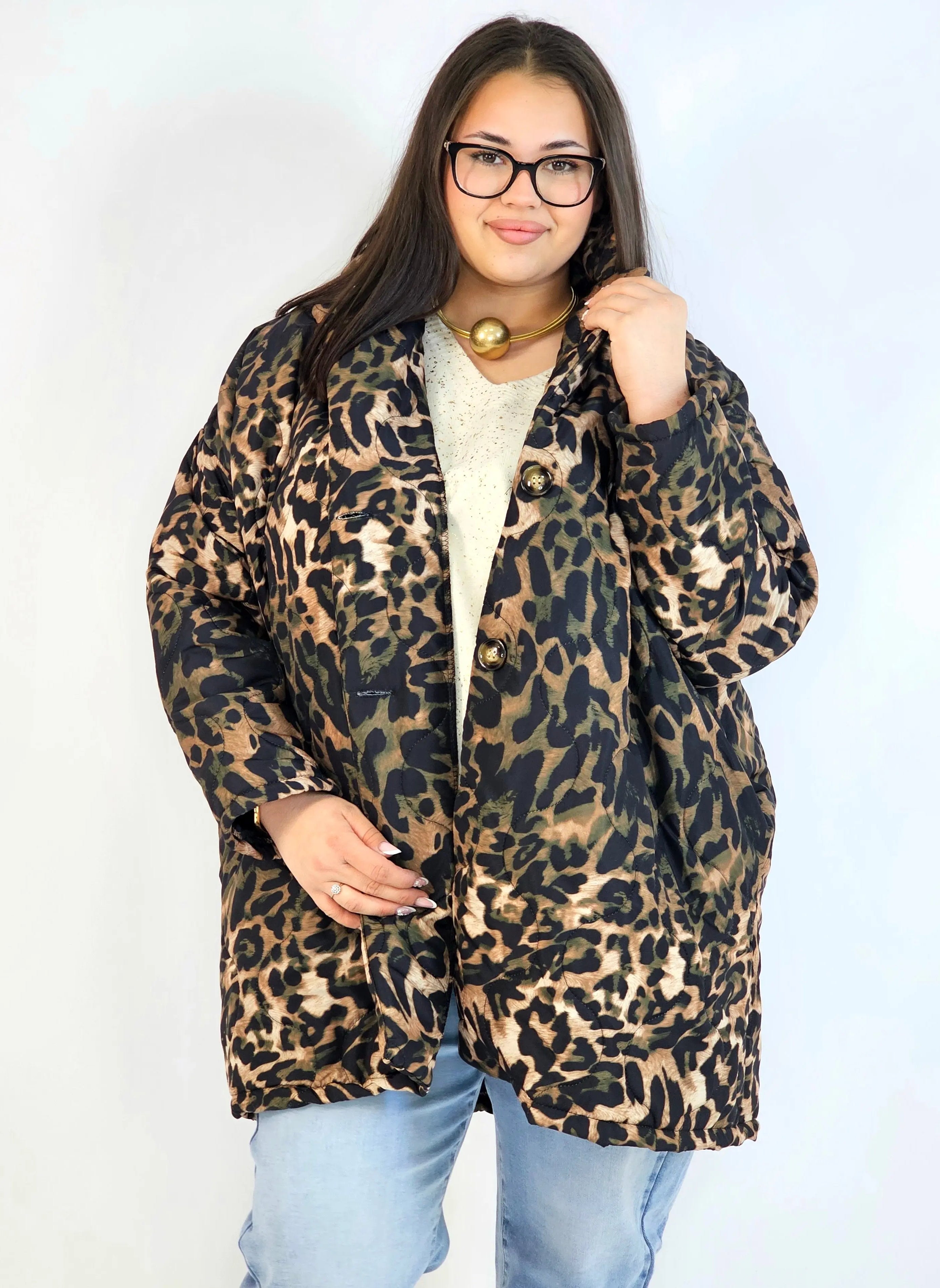 Pikowana kurtka plus size w panterkę – modny akcent na chłodniejsze dni Stylowa XL