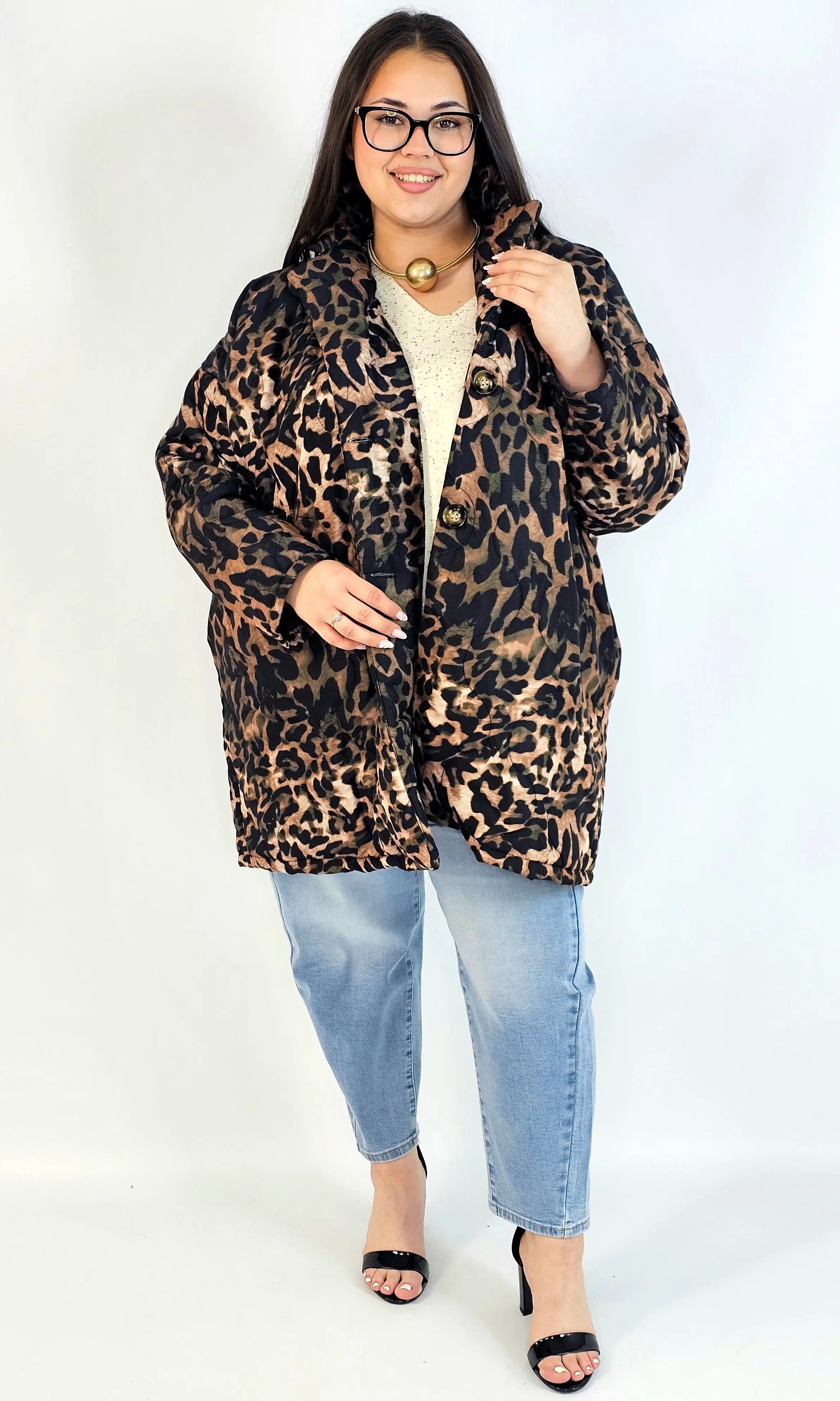 Pikowana kurtka plus size w panterkę – modny akcent na chłodniejsze dni Stylowa XL