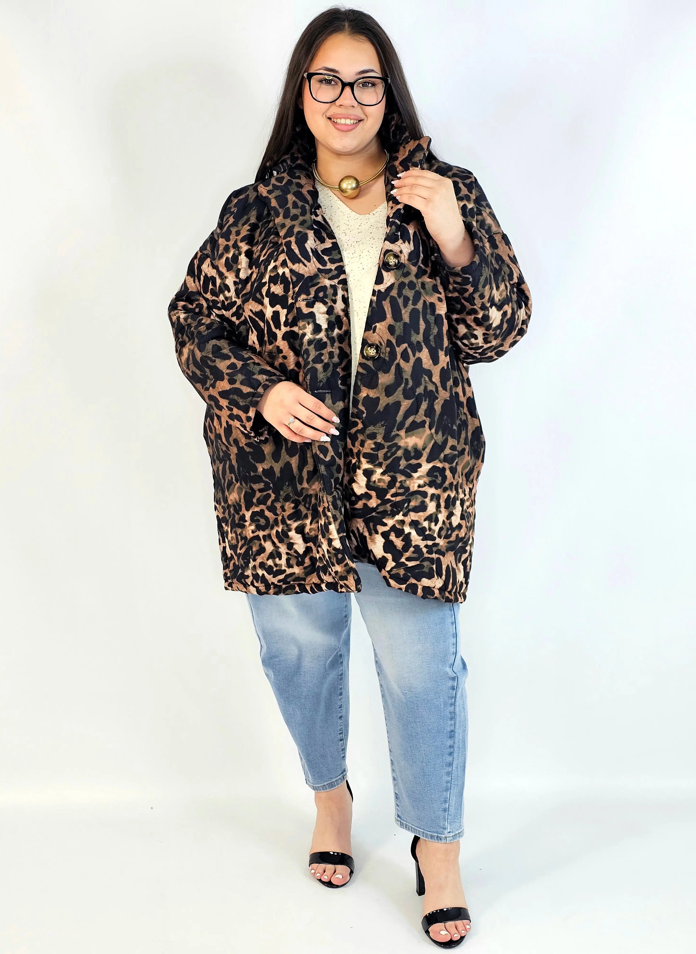 Pikowana kurtka plus size w panterkę – modny akcent na chłodniejsze dni Stylowa XL