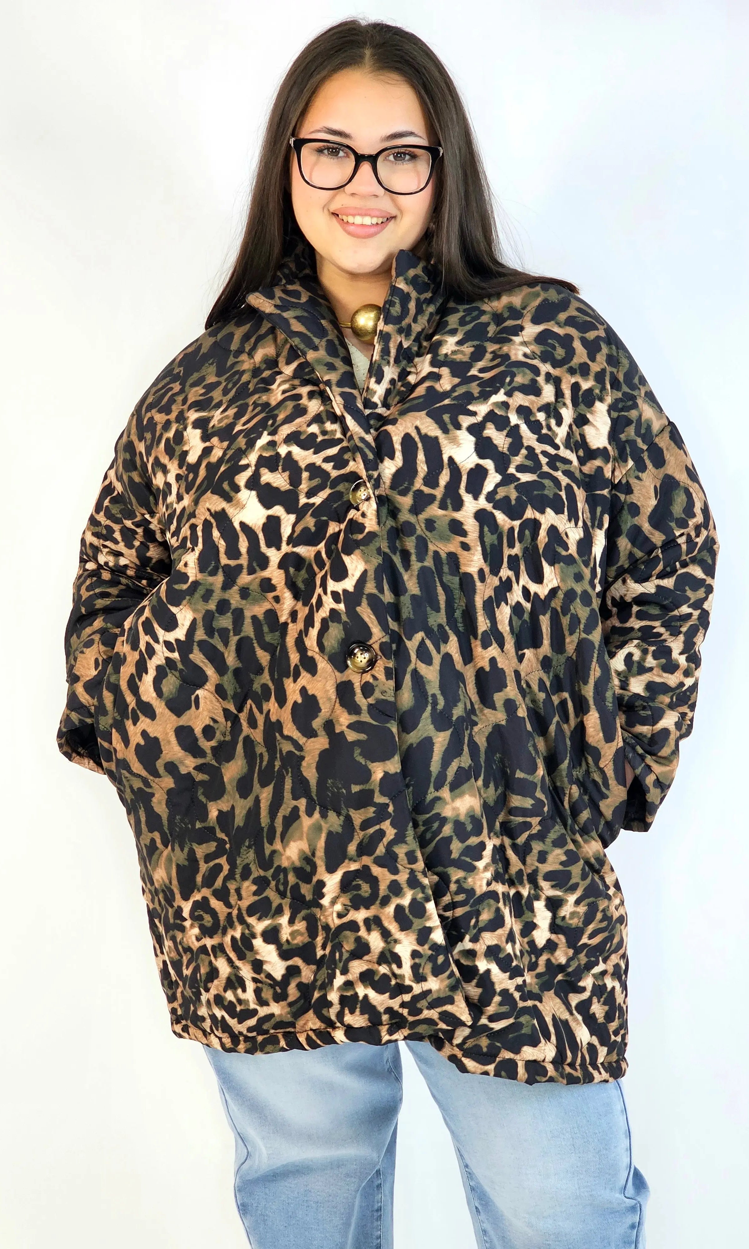 Pikowana kurtka plus size w panterkę – modny akcent na chłodniejsze dni Stylowa XL