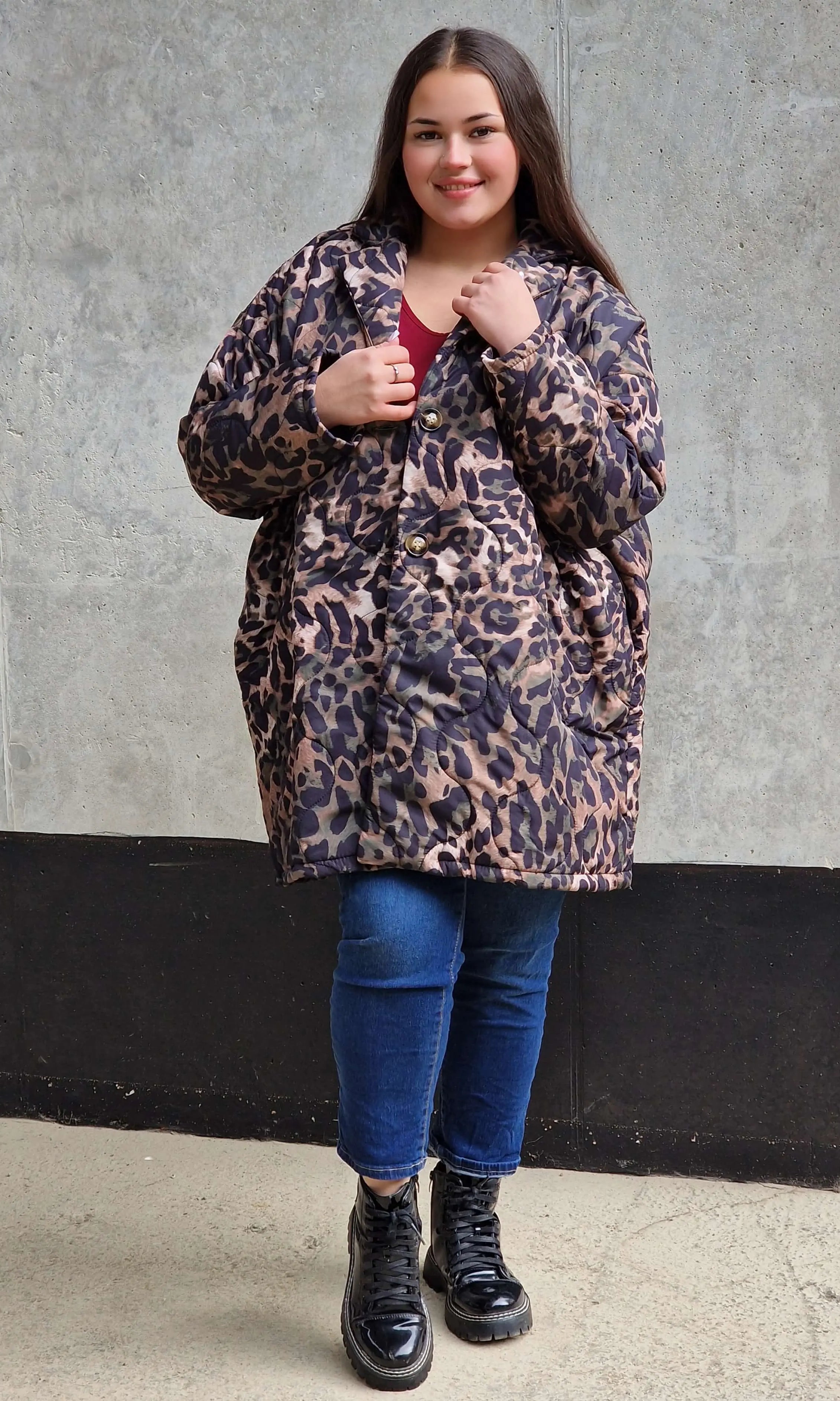 Pikowana kurtka plus size w panterkę – modny akcent na chłodniejsze dni | Stylowa XL Stylowa XL