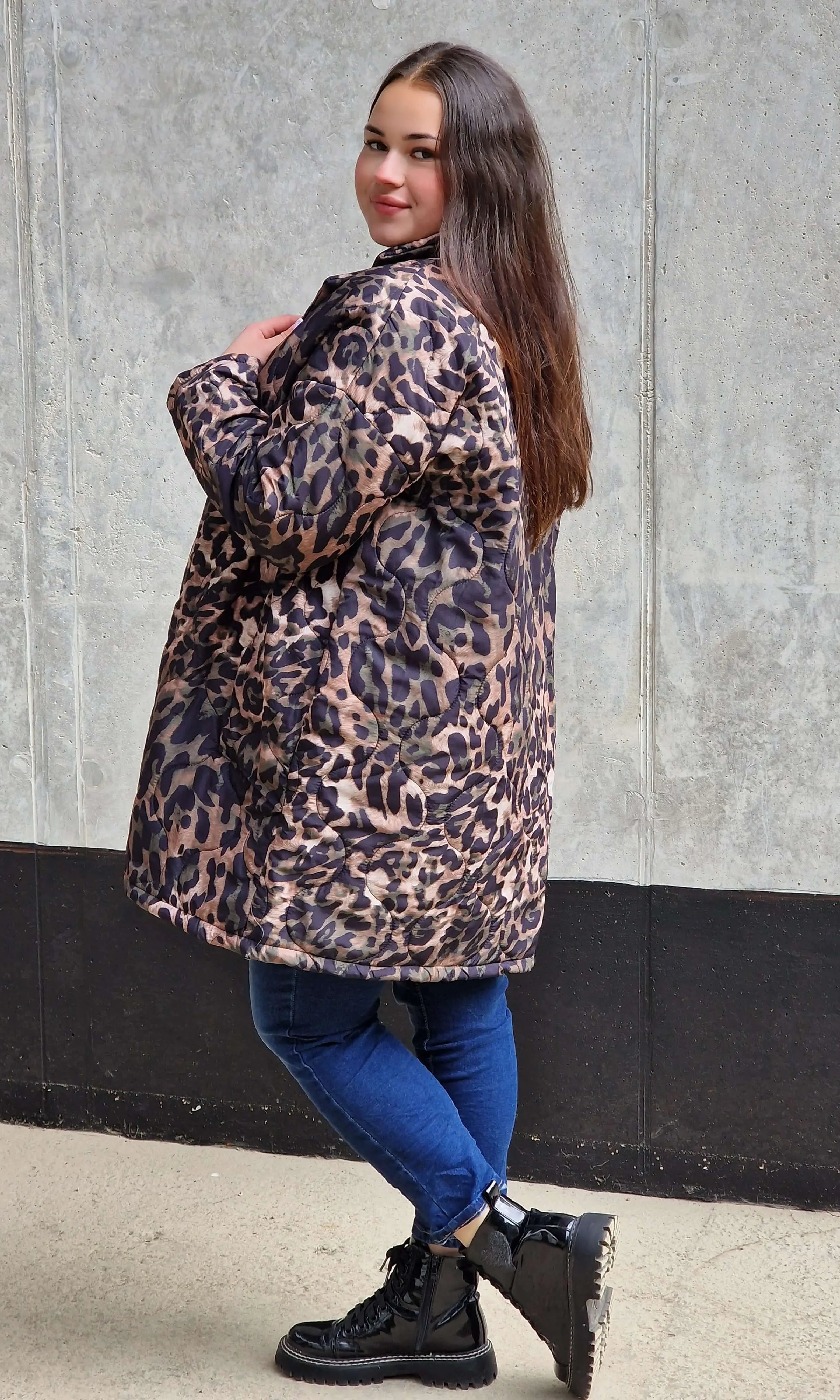 Pikowana kurtka plus size w panterkę – modny akcent na chłodniejsze dni | Stylowa XL Stylowa XL