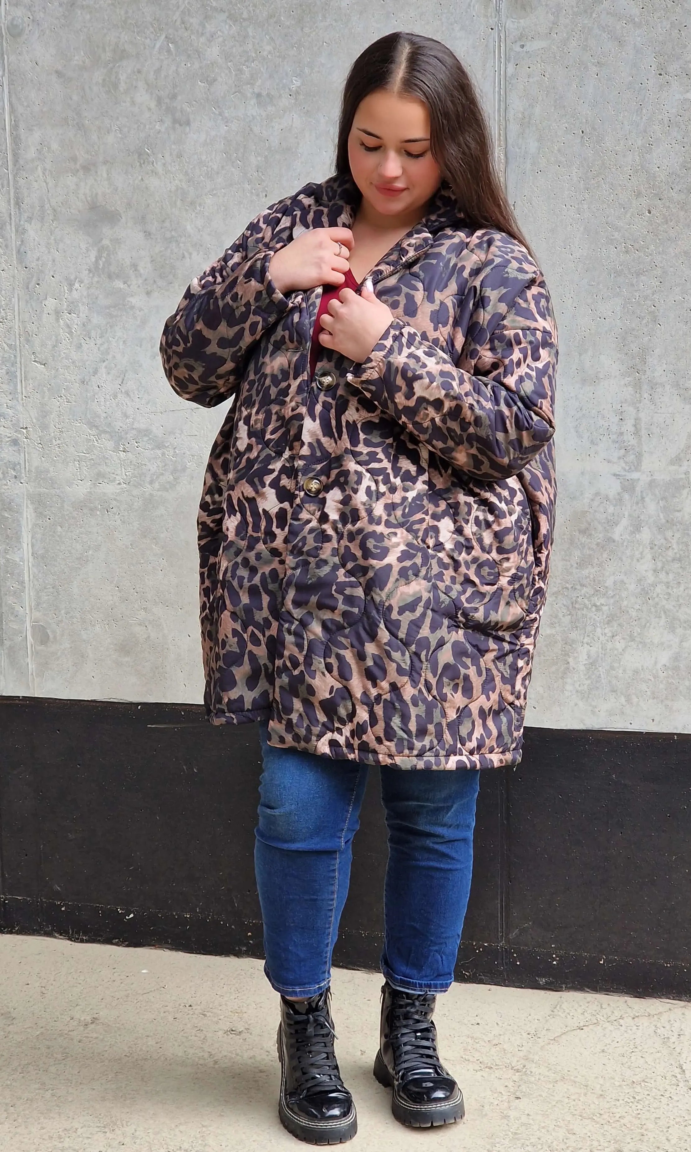 Pikowana kurtka plus size w panterkę – modny akcent na chłodniejsze dni | Stylowa XL Stylowa XL