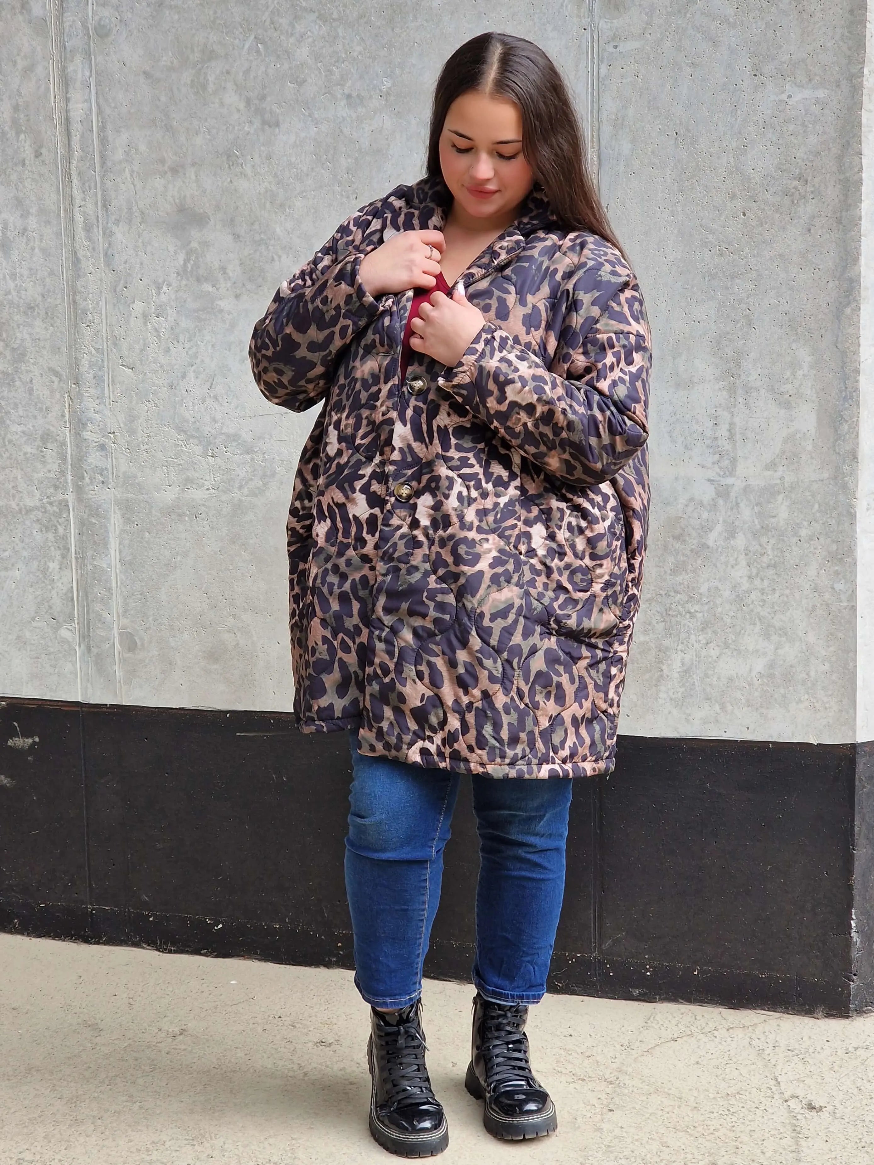 Pikowana kurtka plus size w panterkę – modny akcent na chłodniejsze dni | Stylowa XL Stylowa XL