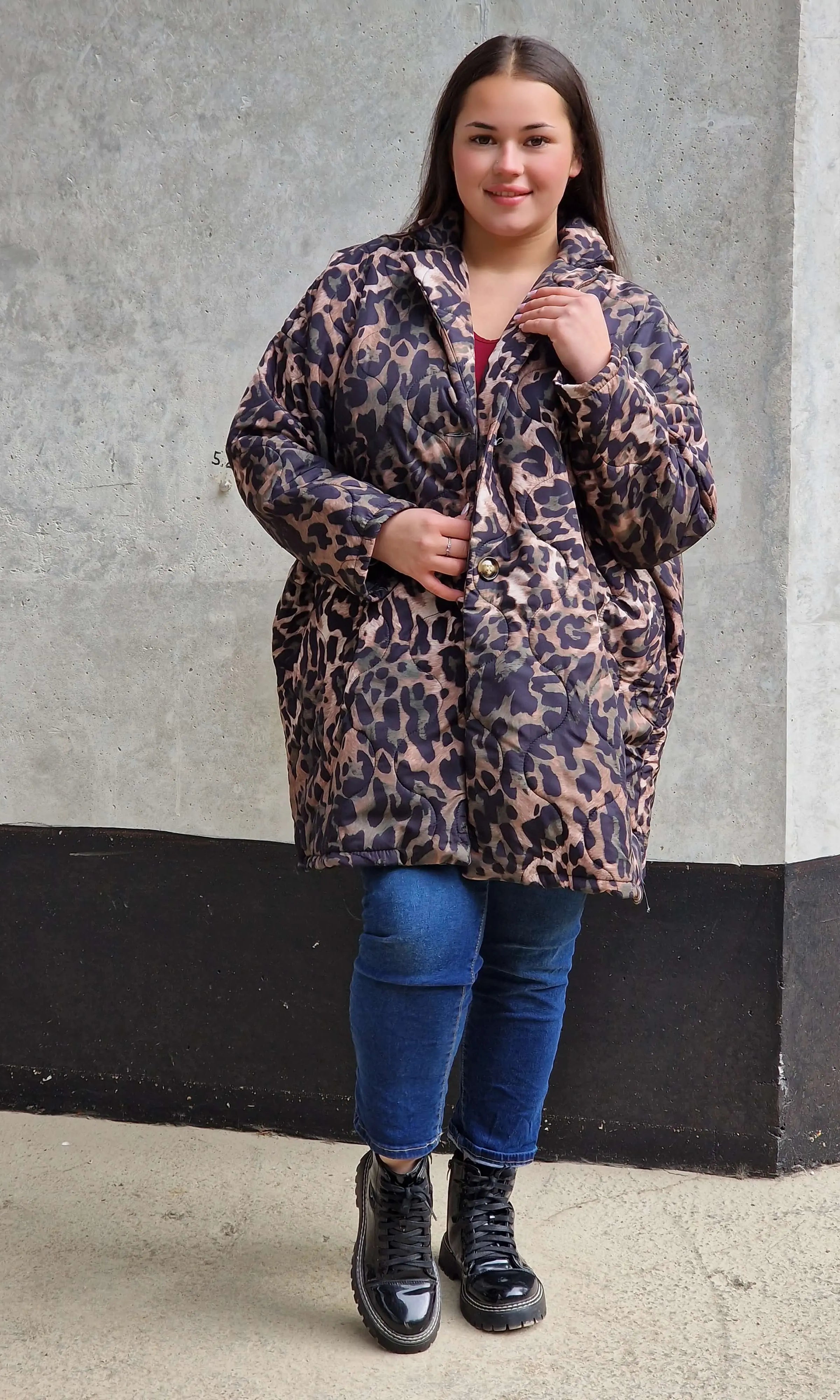 Pikowana kurtka plus size w panterkę – modny akcent na chłodniejsze dni | Stylowa XL Stylowa XL