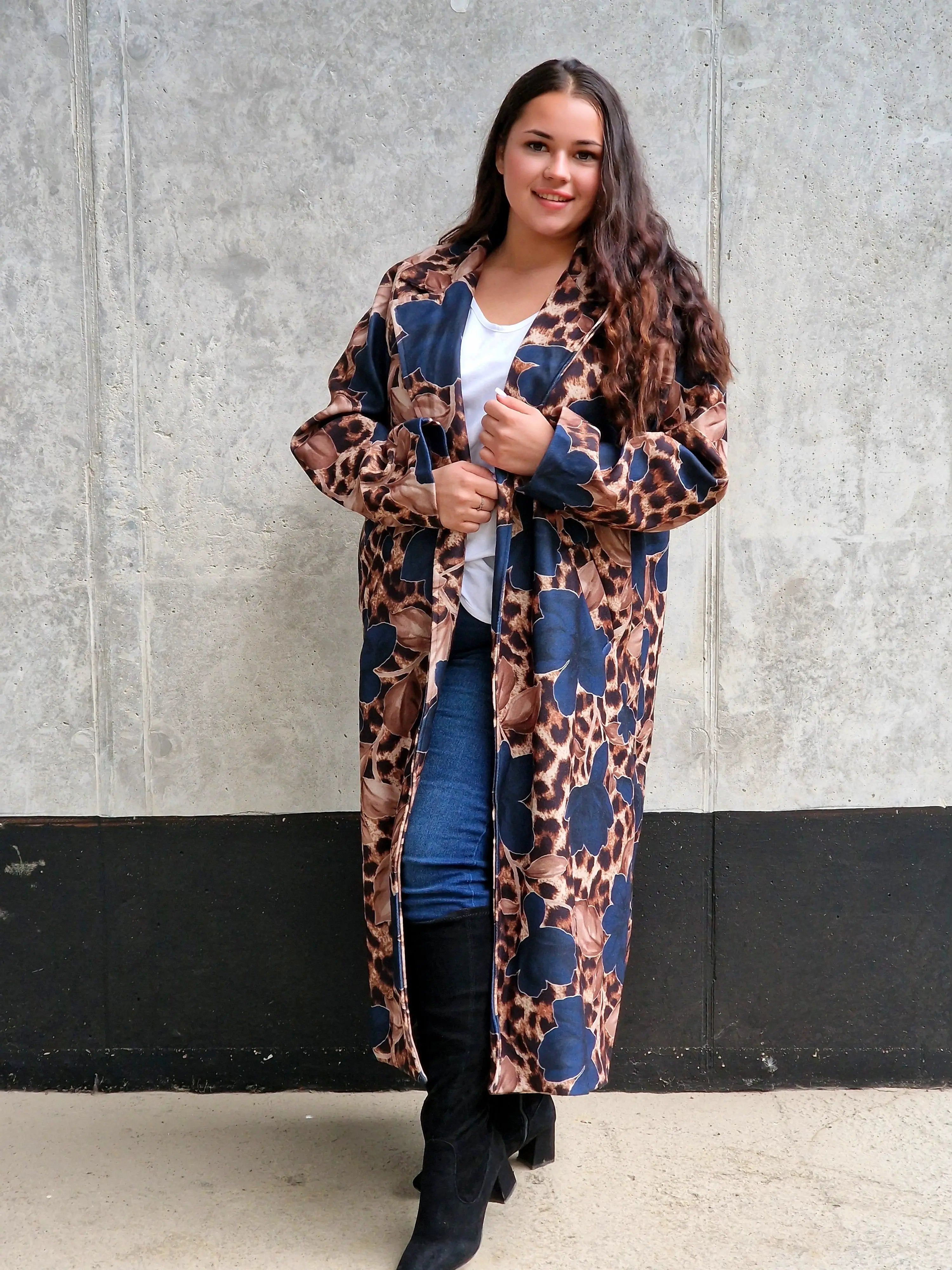 Płaszcz damski w kwiatowy wzór i panterkę Stylowa XL