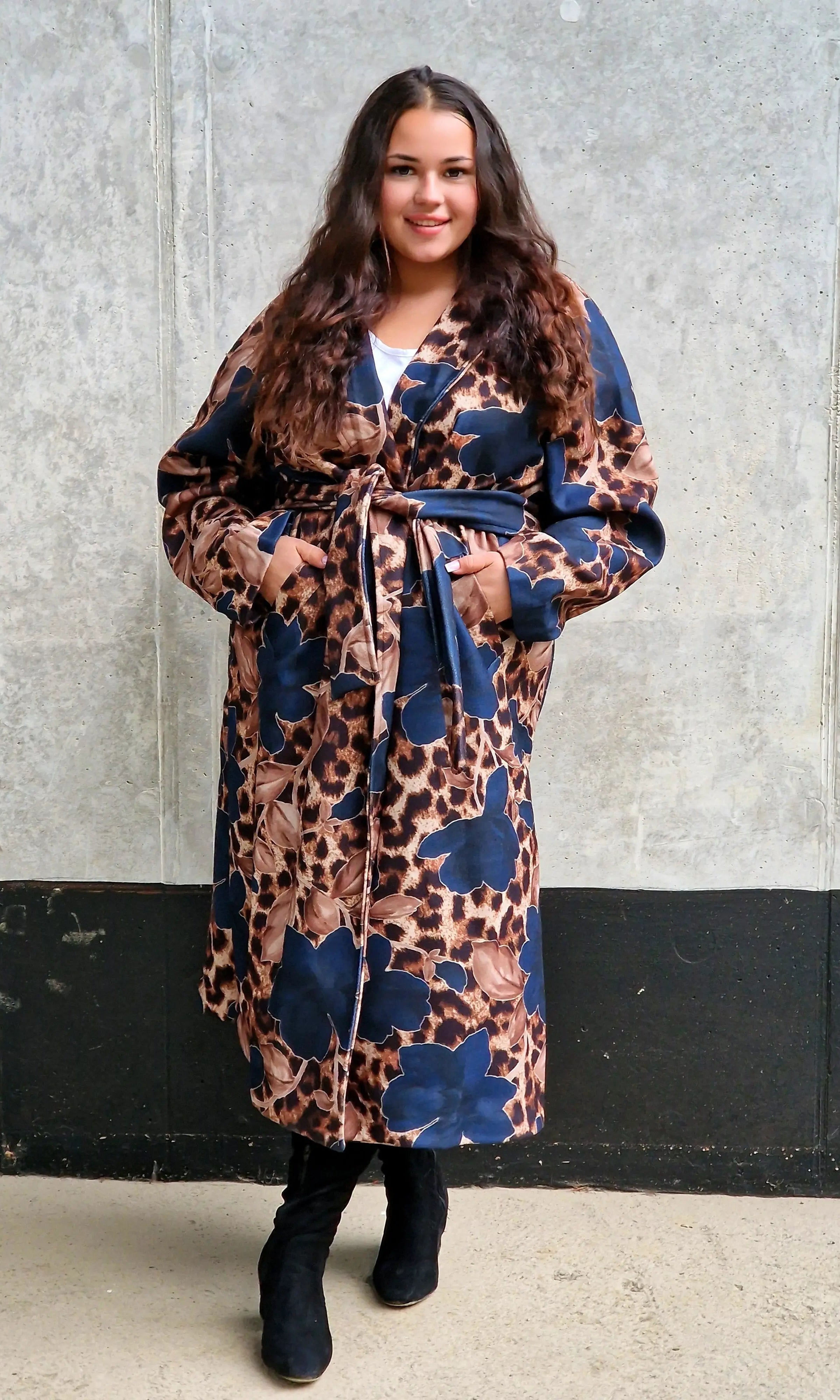 Płaszcz damski w kwiatowy wzór i panterkę Stylowa XL