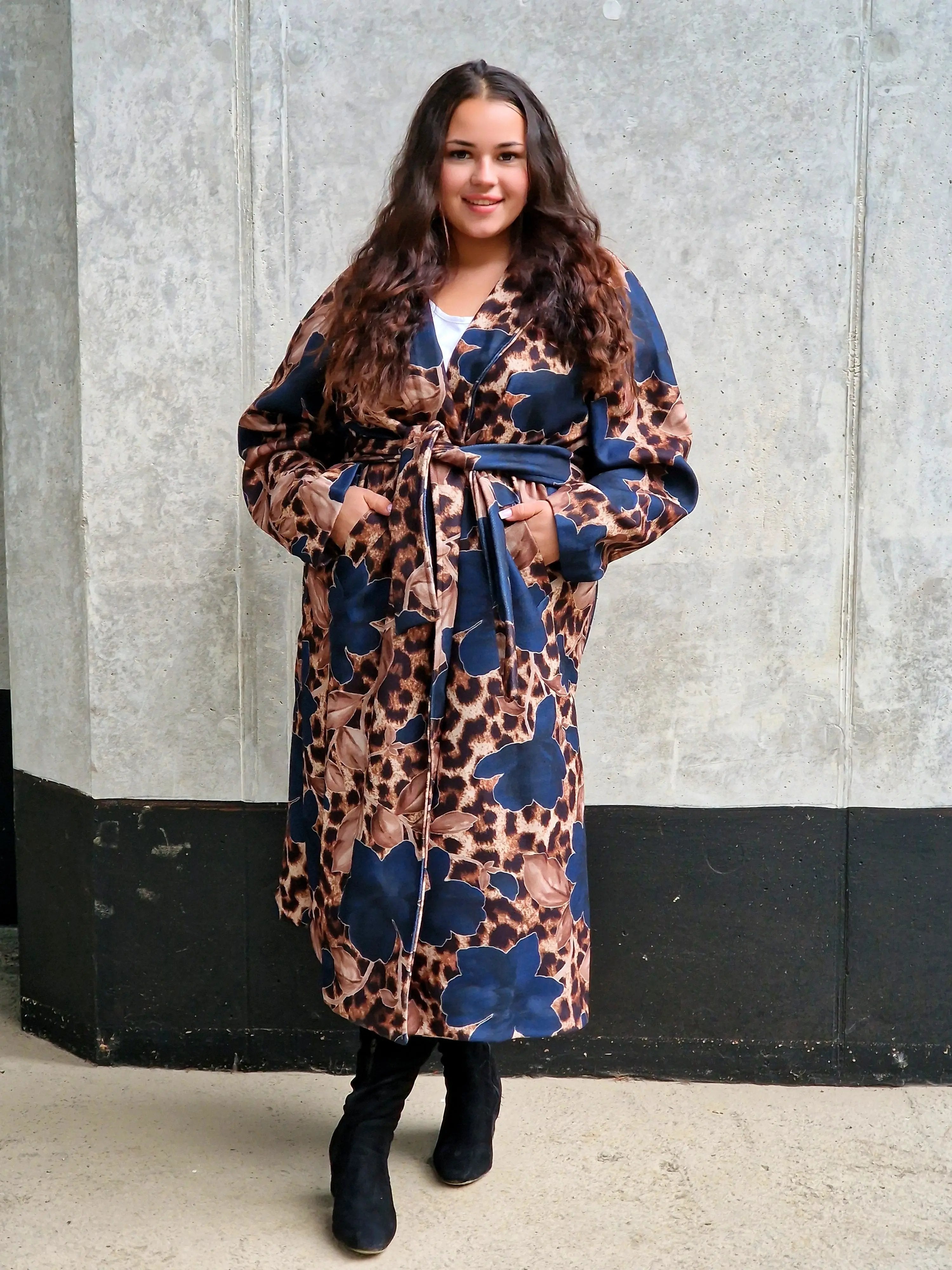 Płaszcz damski w kwiatowy wzór i panterkę Stylowa XL