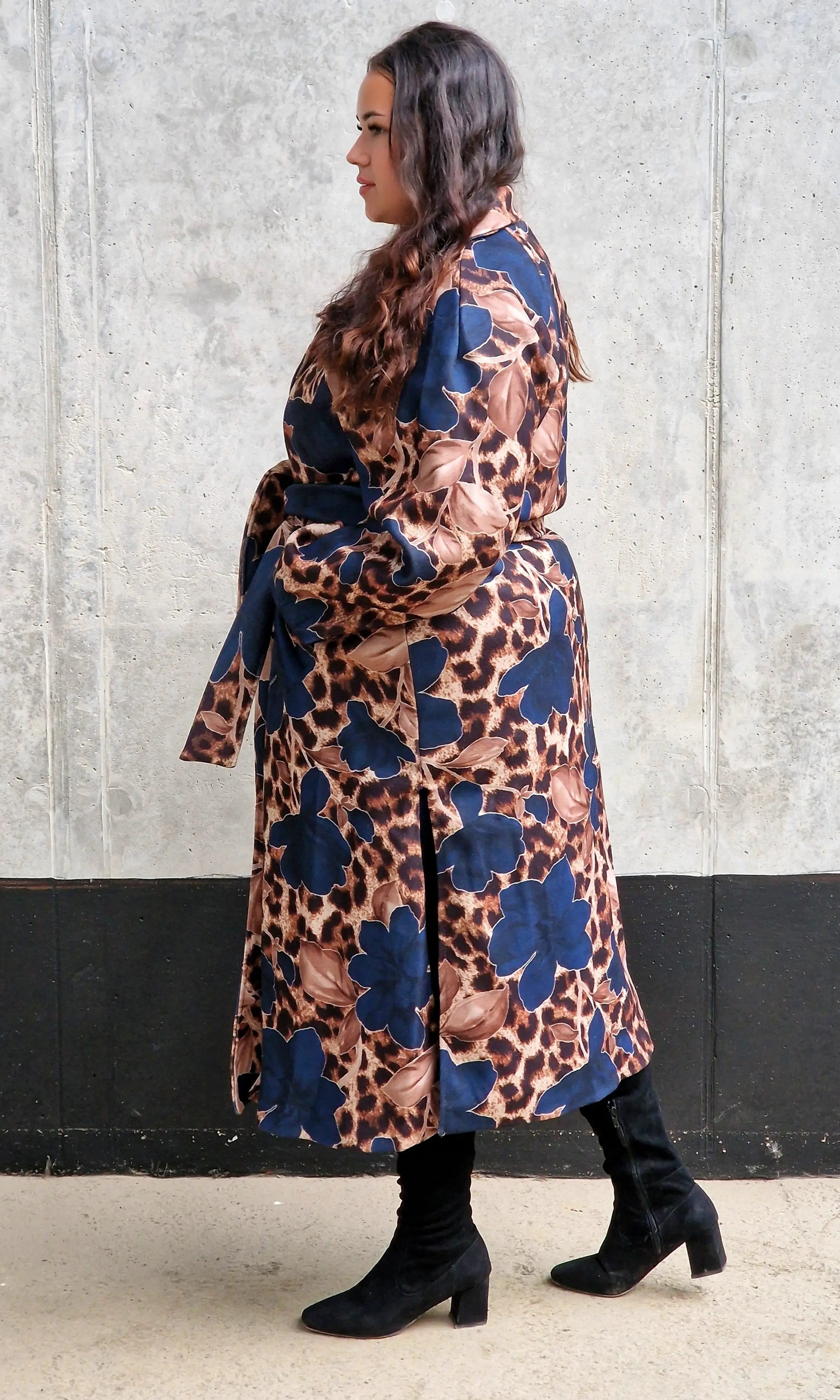 Płaszcz damski w kwiatowy wzór i panterkę Stylowa XL