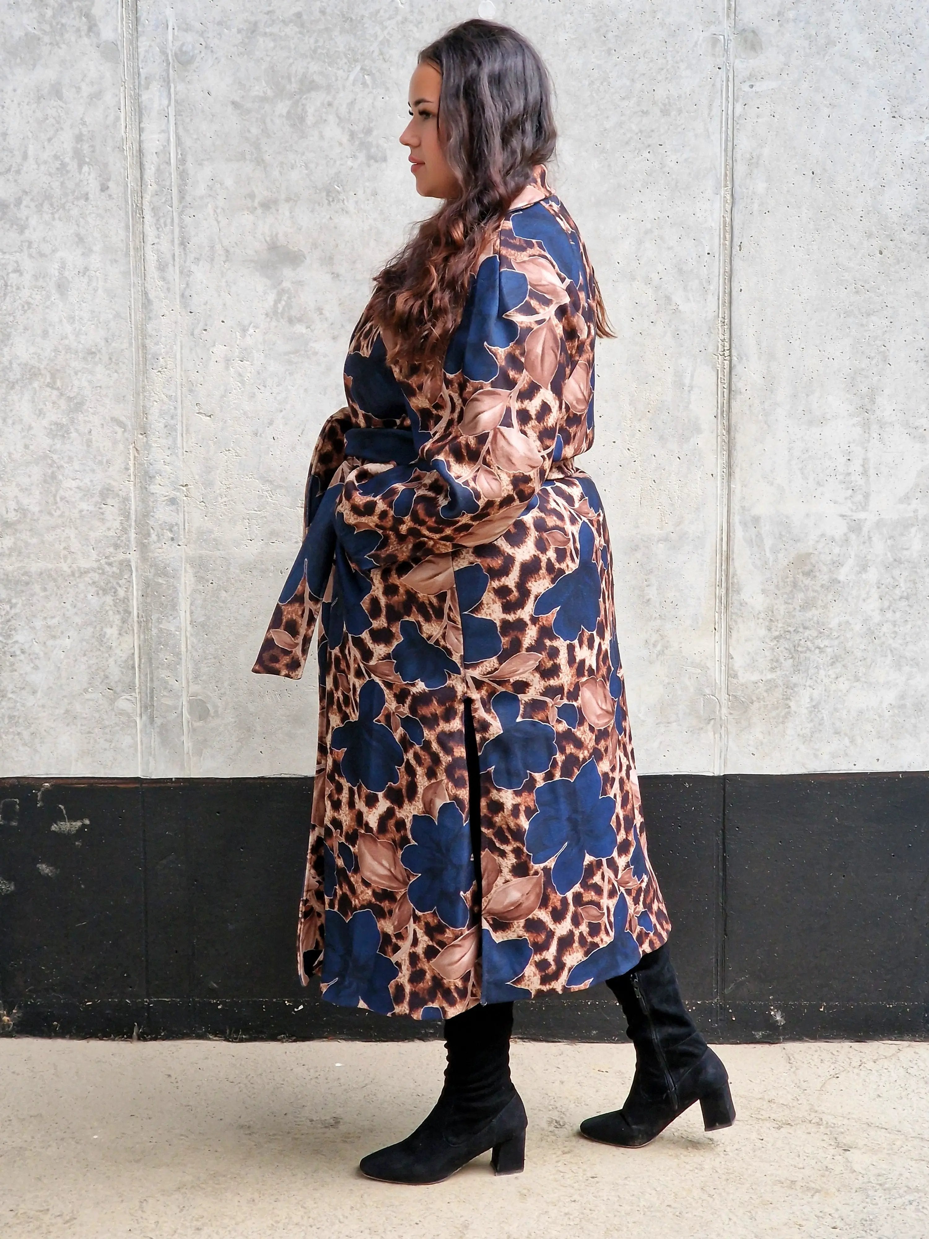 Płaszcz damski w kwiatowy wzór i panterkę Stylowa XL