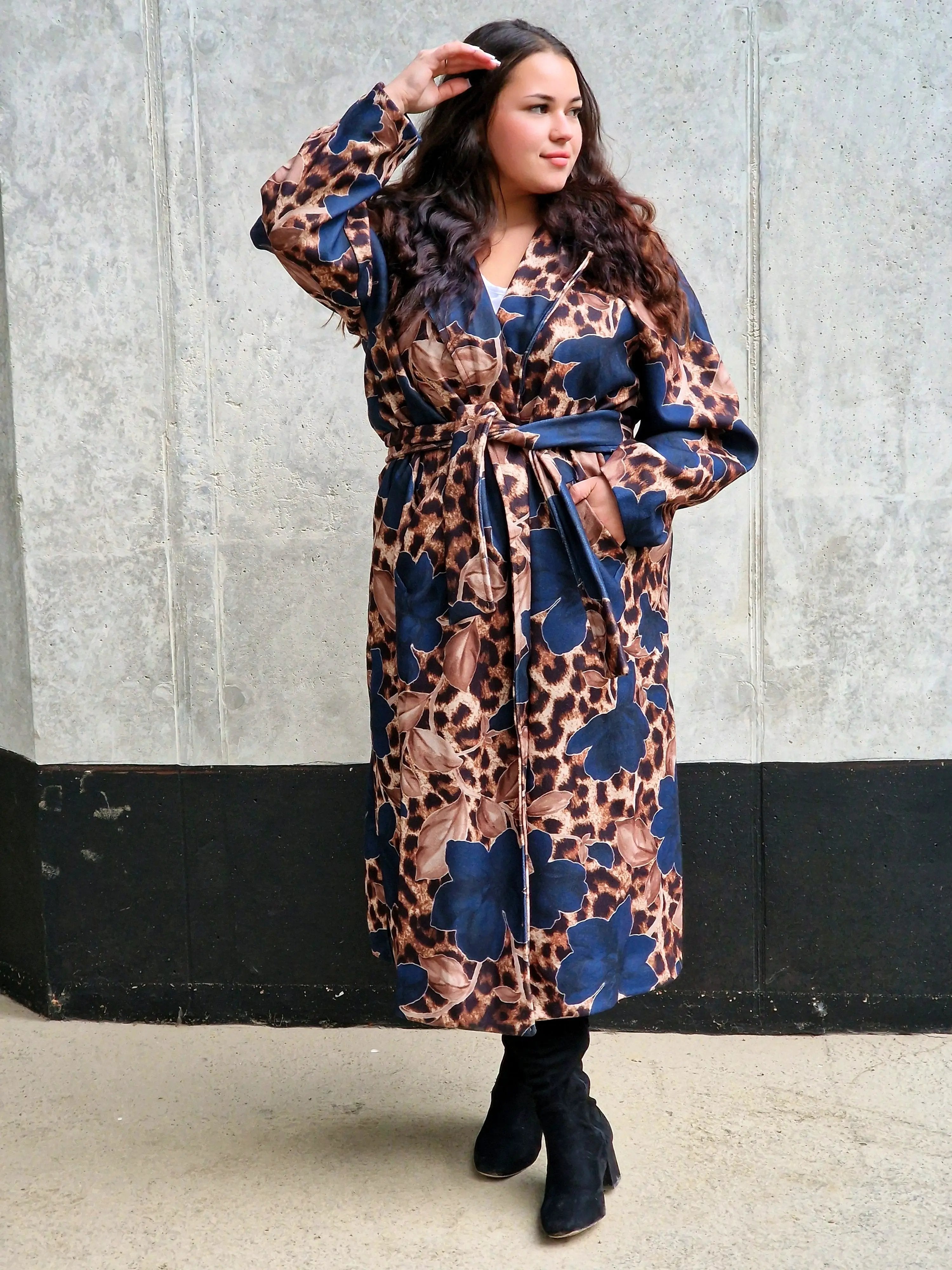 Płaszcz damski w kwiatowy wzór i panterkę Stylowa XL