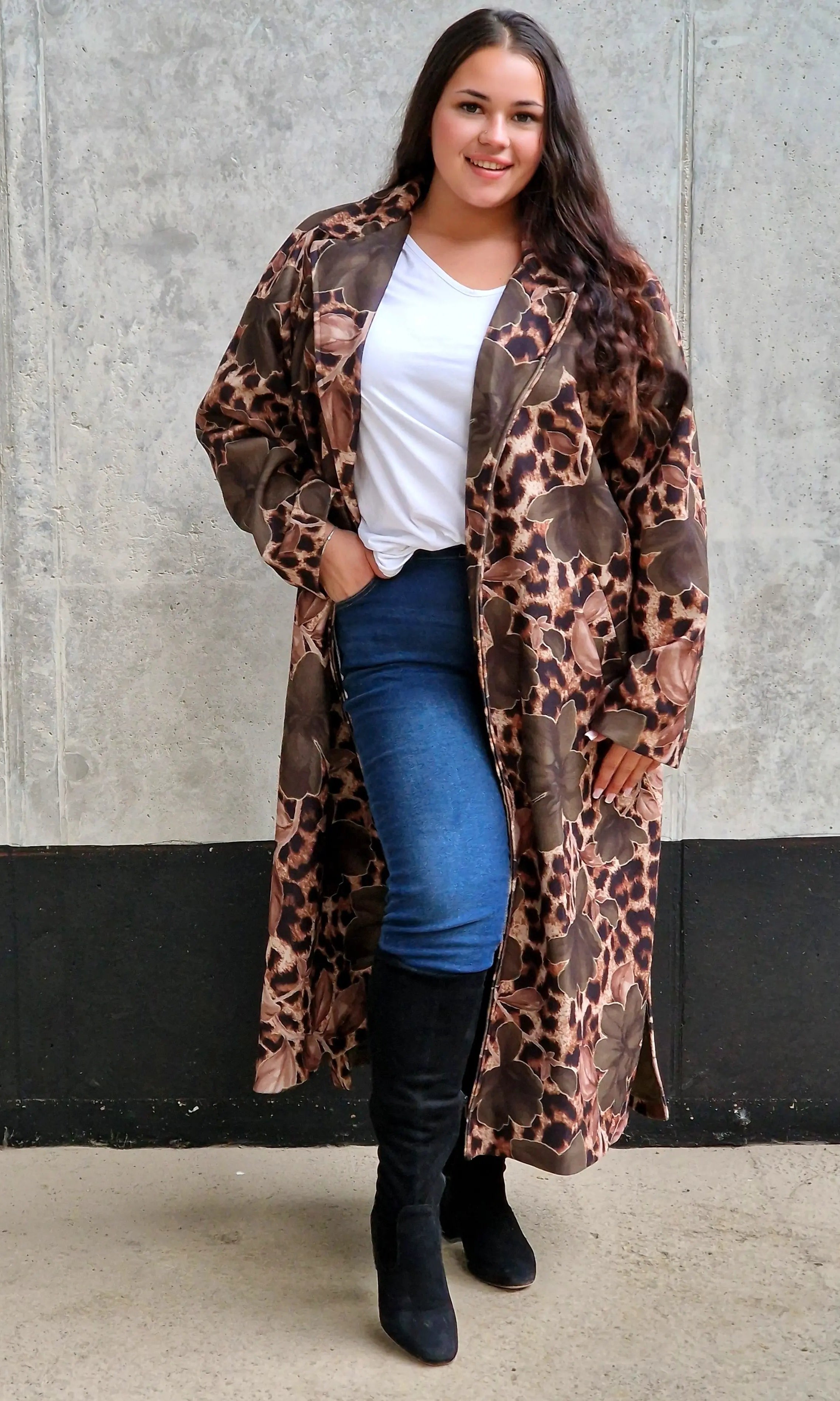 Płaszcz damski w kwiatowy wzór i panterkę Stylowa XL