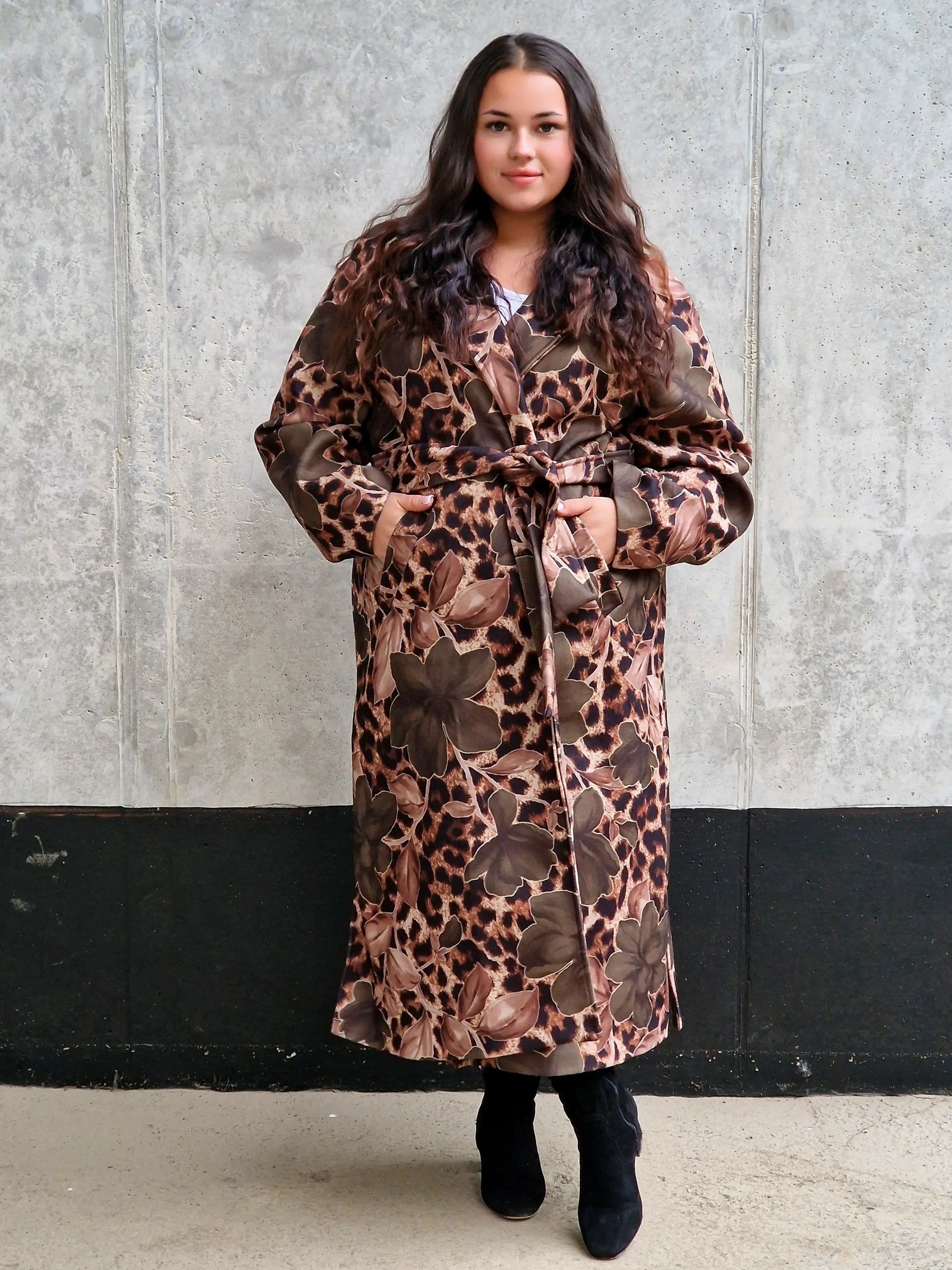 Płaszcz damski w kwiatowy wzór i panterkę Stylowa XL