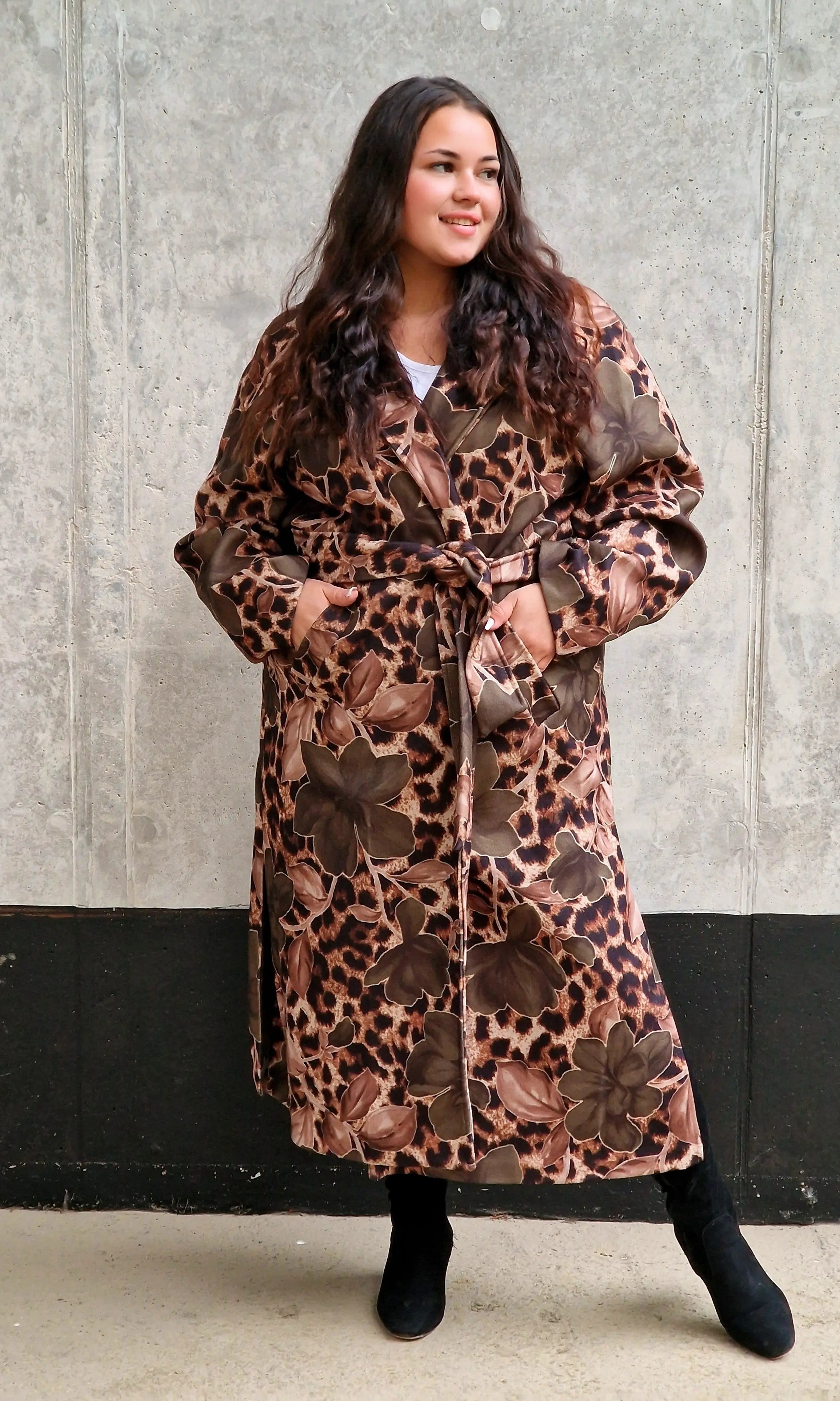 Płaszcz damski w kwiatowy wzór i panterkę Stylowa XL
