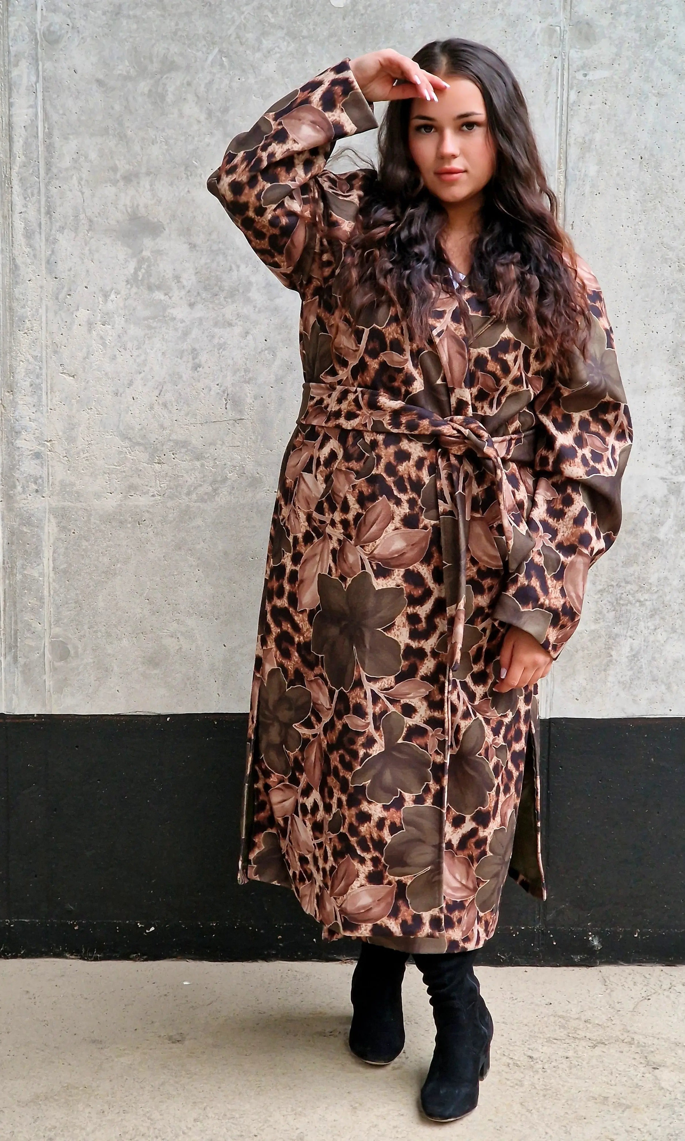 Płaszcz damski w kwiatowy wzór i panterkę Stylowa XL