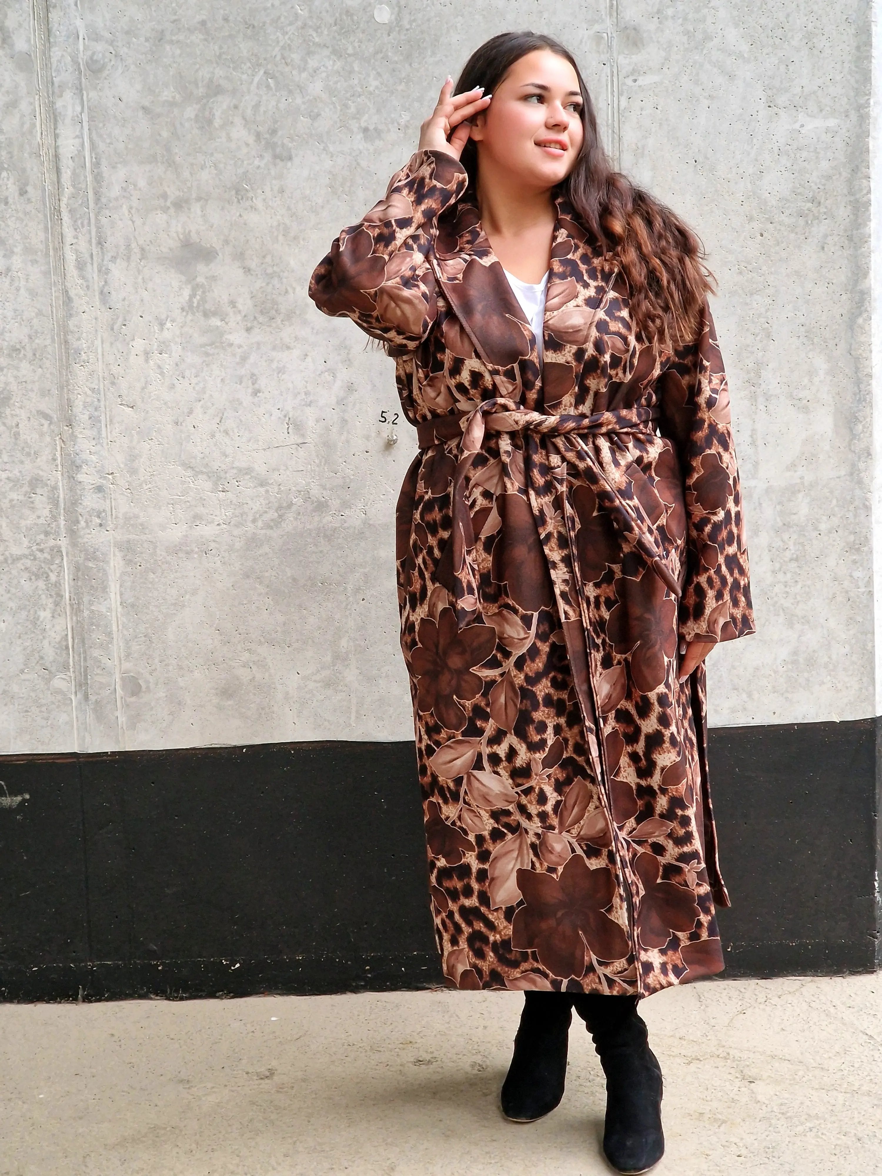 Płaszcz damski w kwiatowy wzór i panterkę Stylowa XL