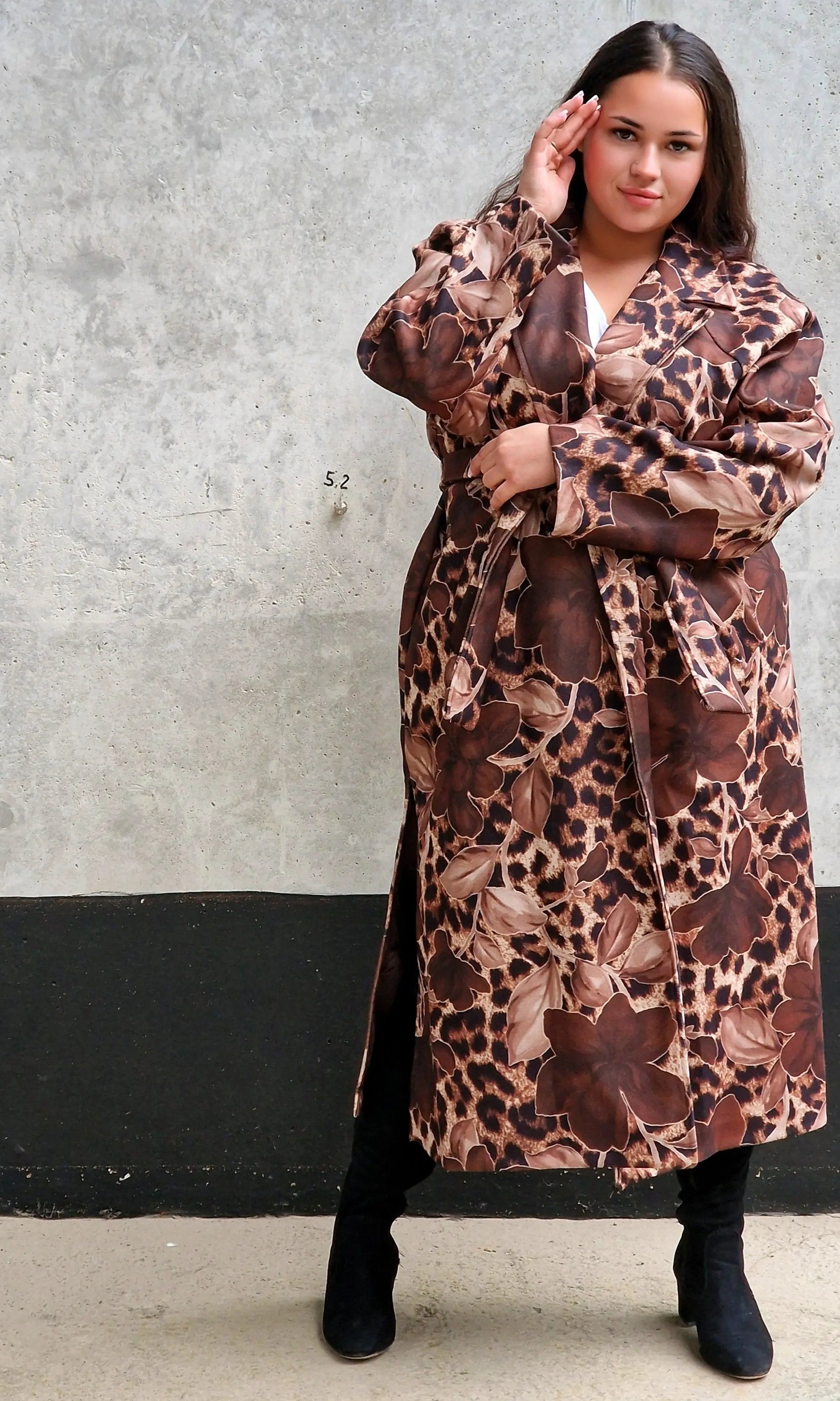 Płaszcz damski w kwiatowy wzór i panterkę Stylowa XL