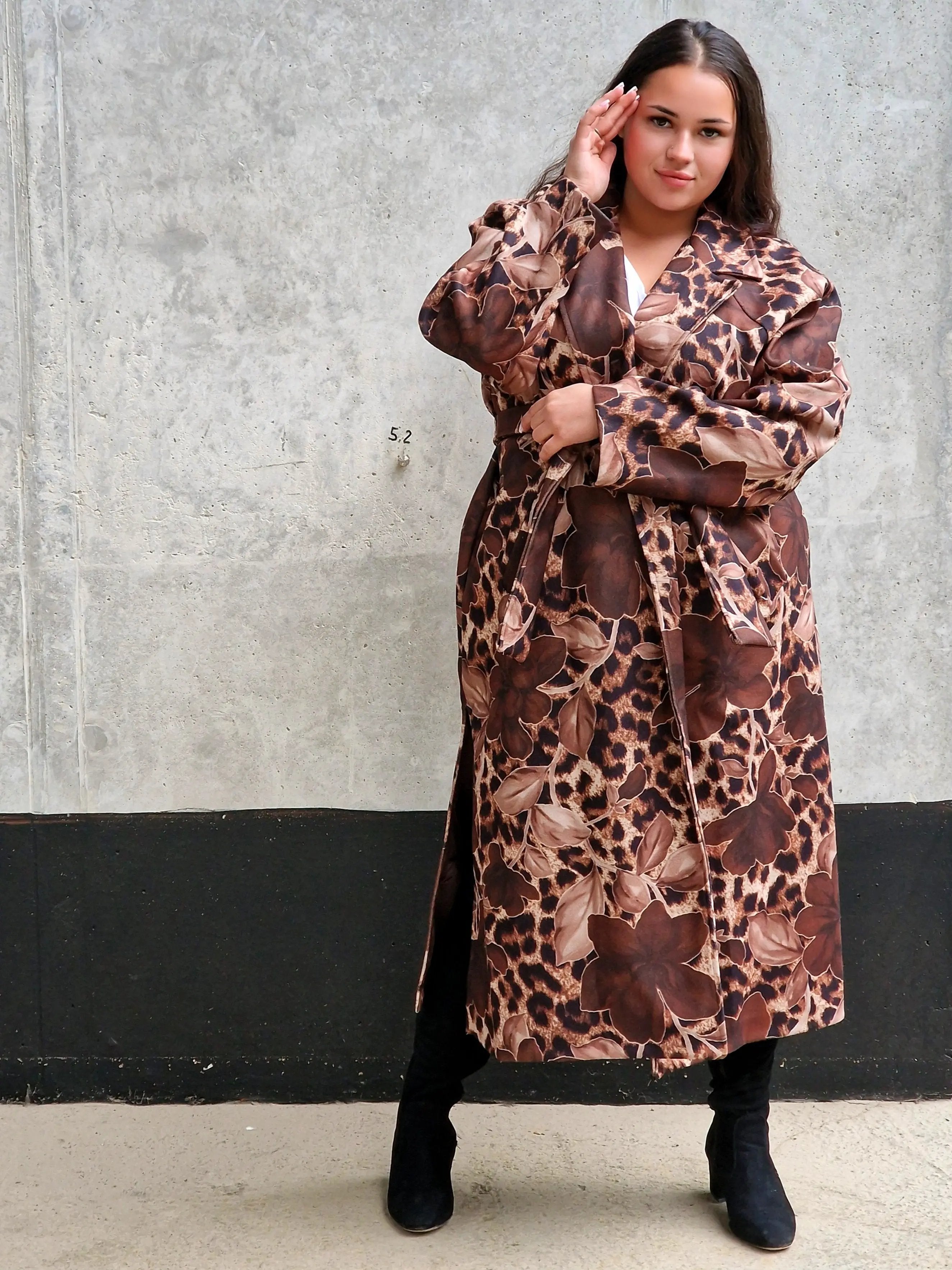 Płaszcz damski w kwiatowy wzór i panterkę Stylowa XL