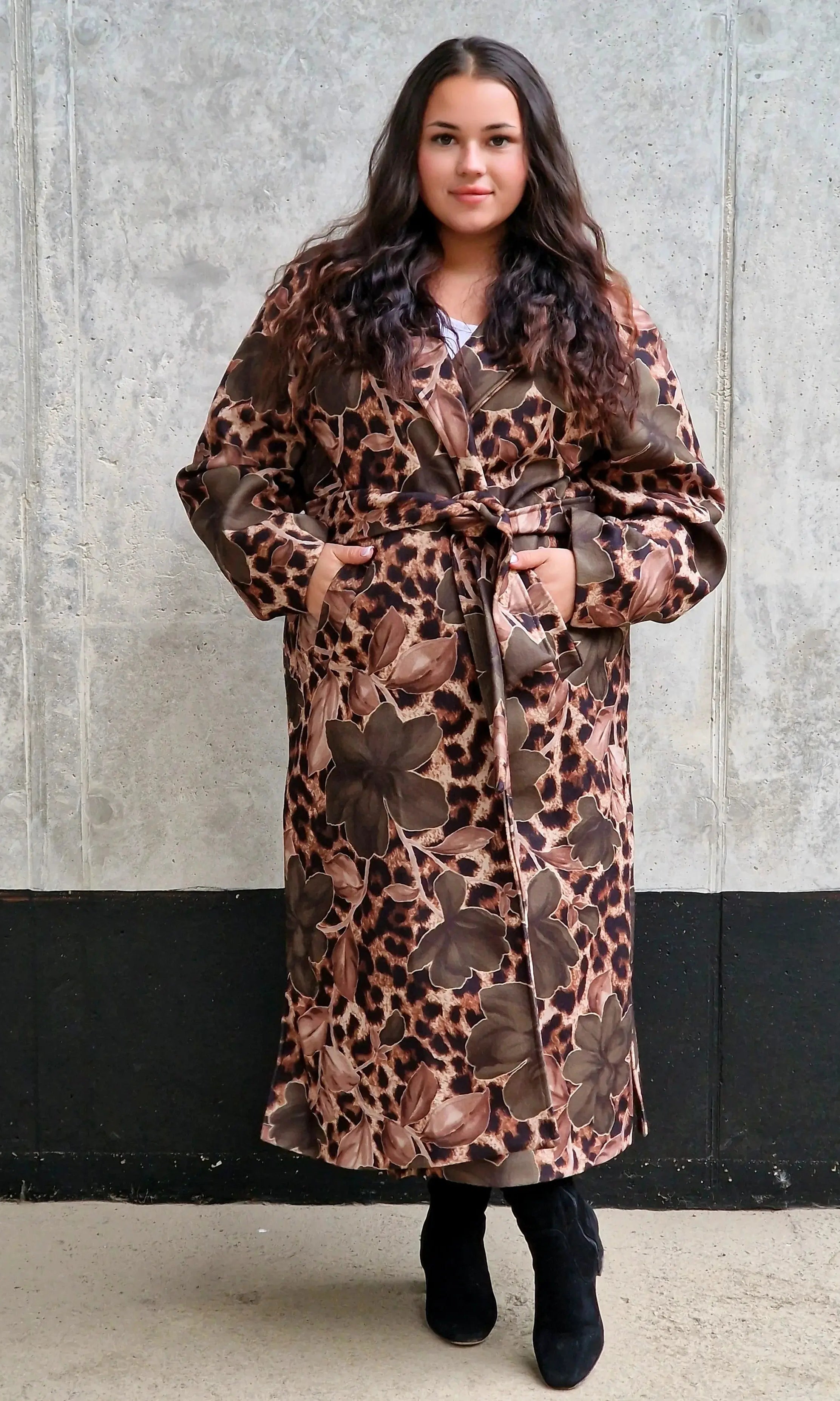 Płaszcz damski w kwiatowy wzór i panterkę Stylowa XL