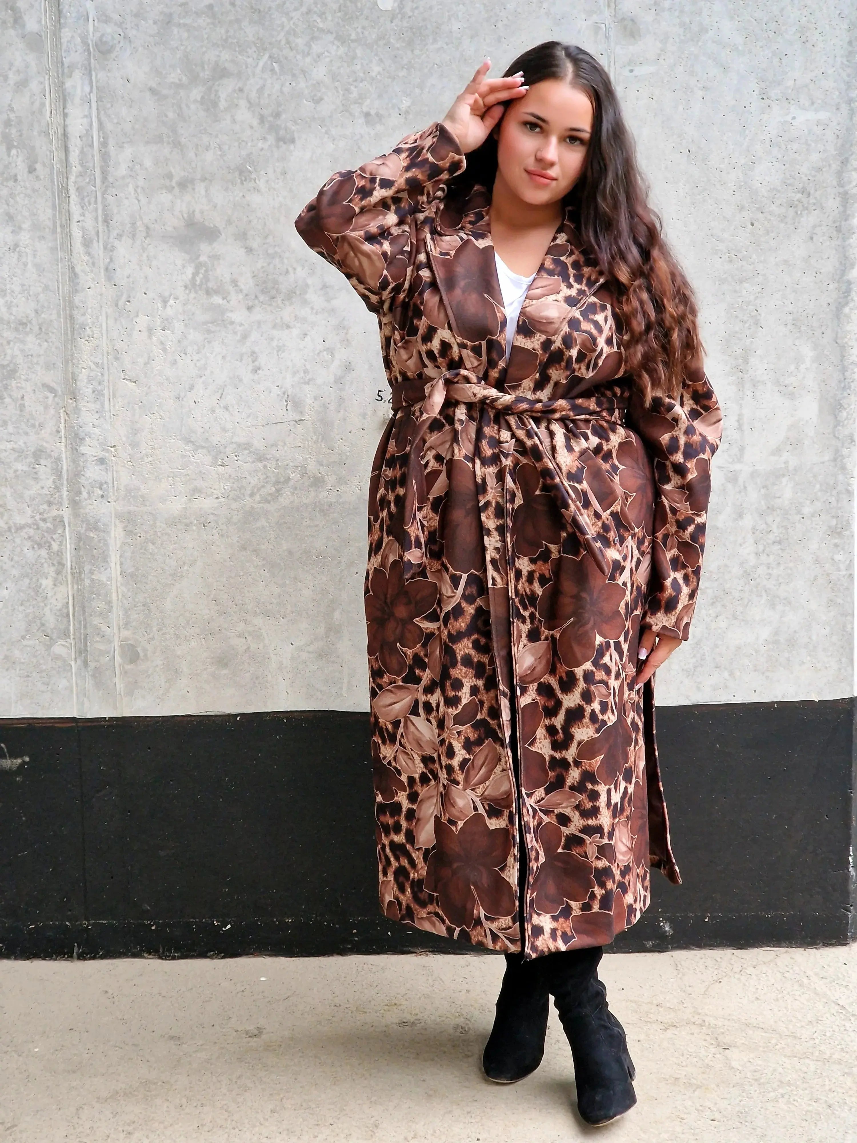 Płaszcz damski w kwiatowy wzór i panterkę Stylowa XL