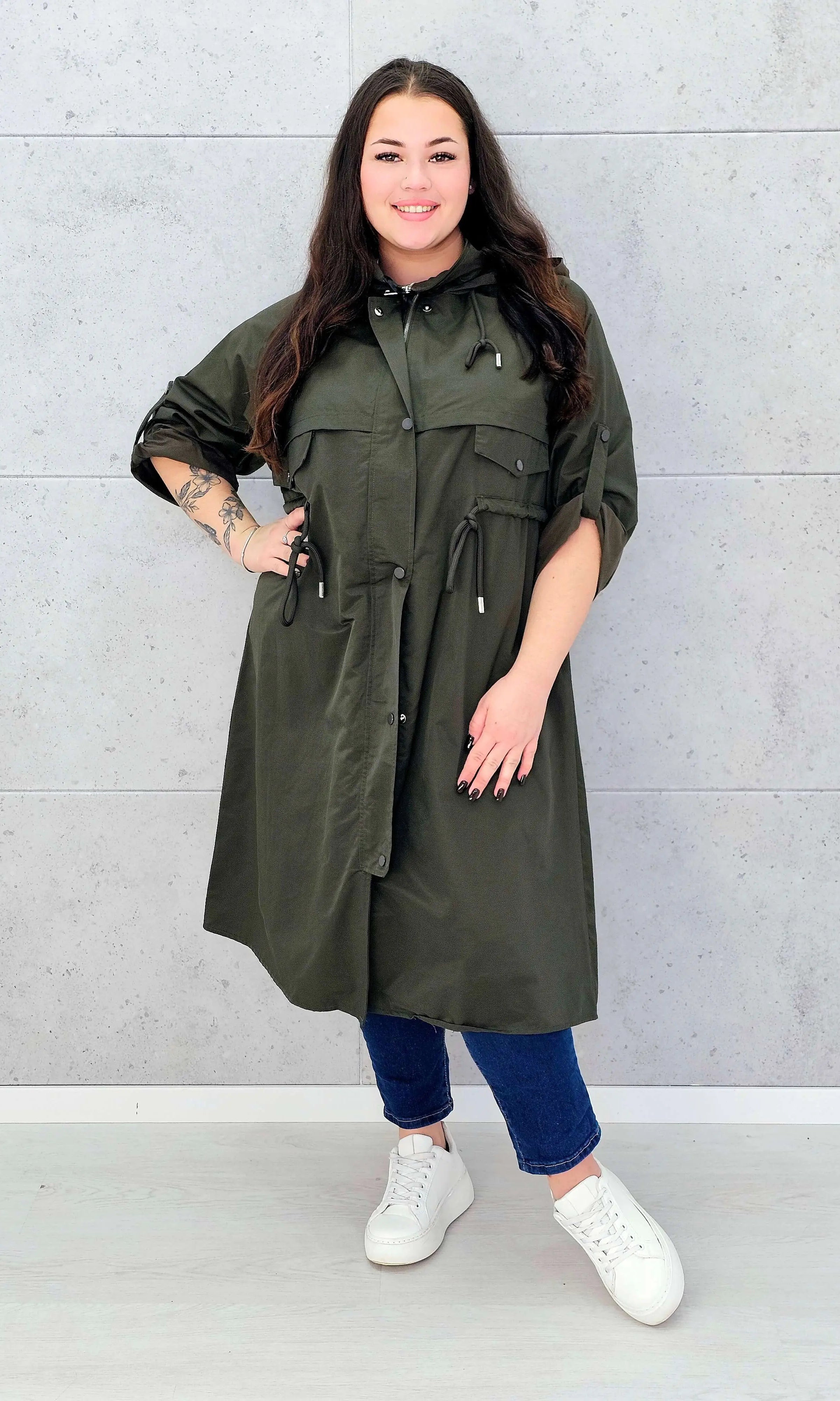 Płaszcz damski z kapturem – lekkość i styl w modzie plus size Stylowa XL