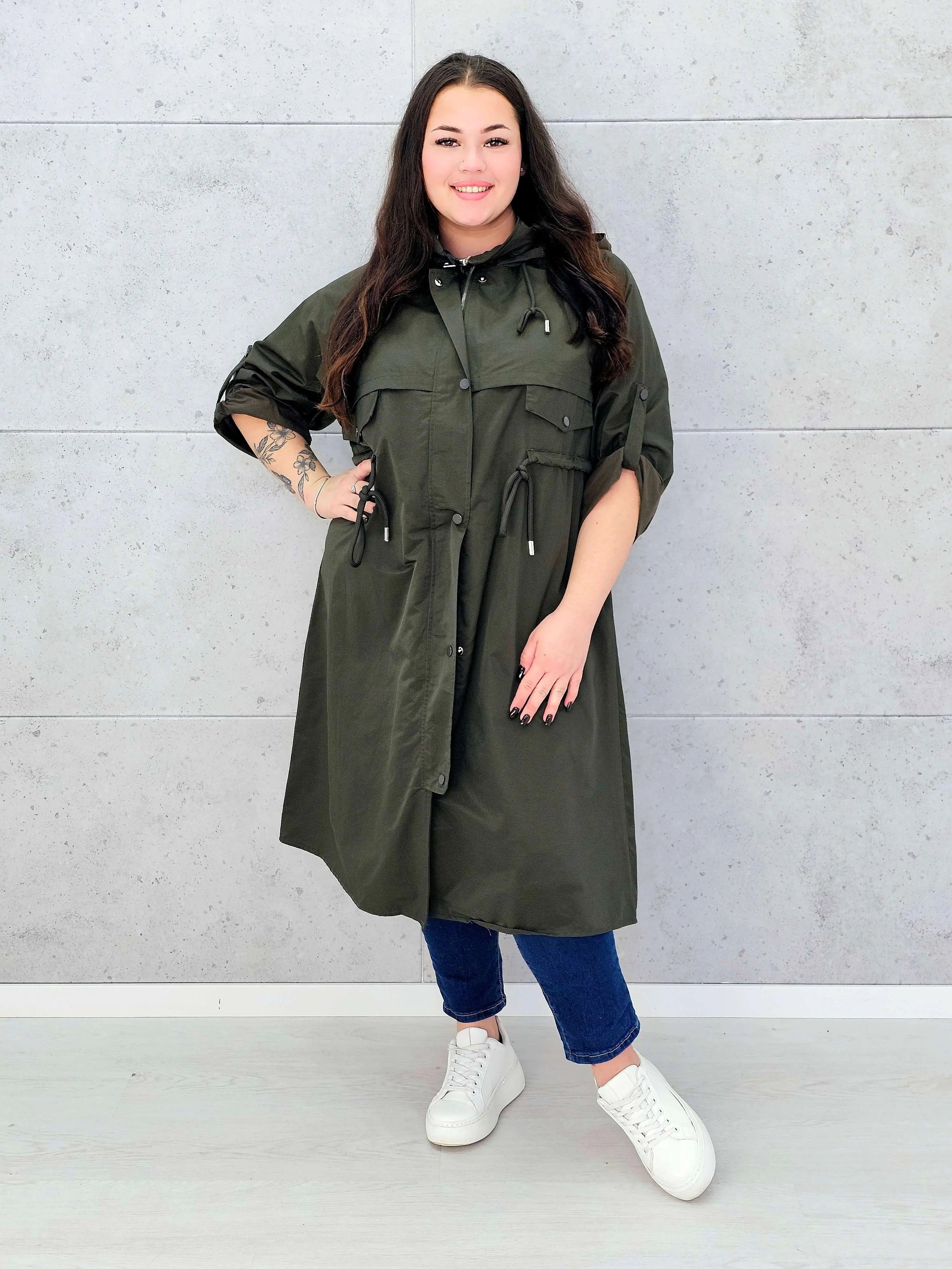 Płaszcz damski z kapturem – lekkość i styl w modzie plus size Stylowa XL