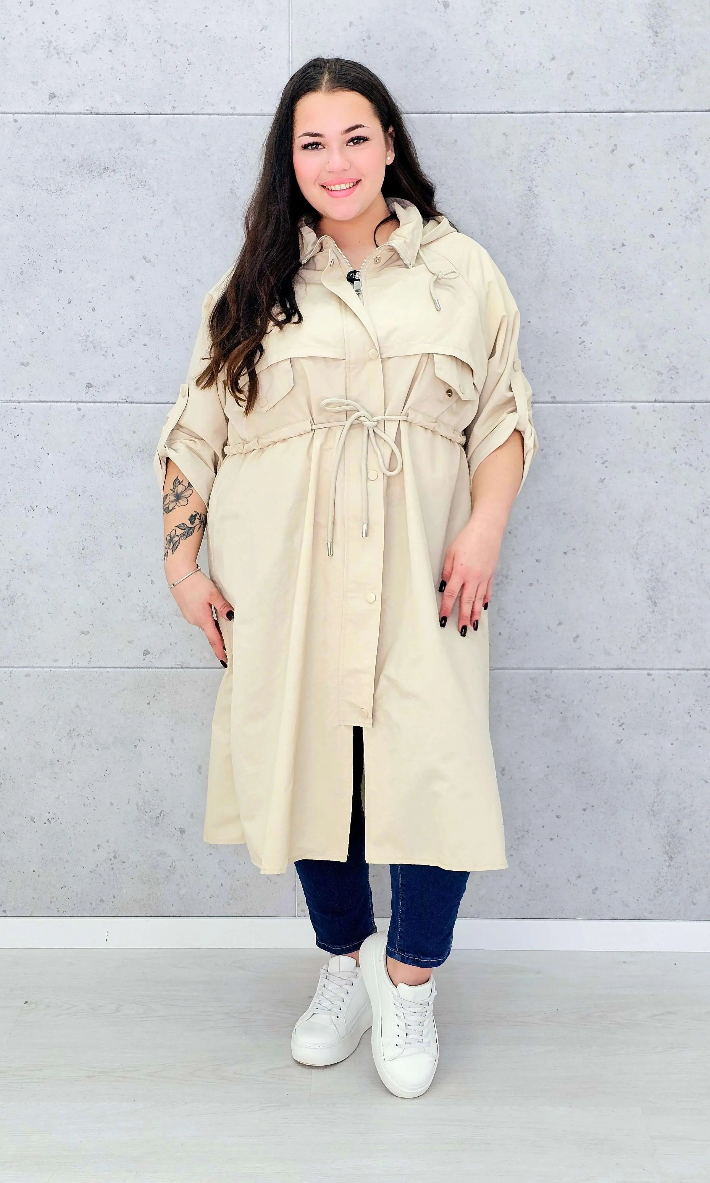 Płaszcz damski z kapturem – lekkość i styl w modzie plus size Stylowa XL